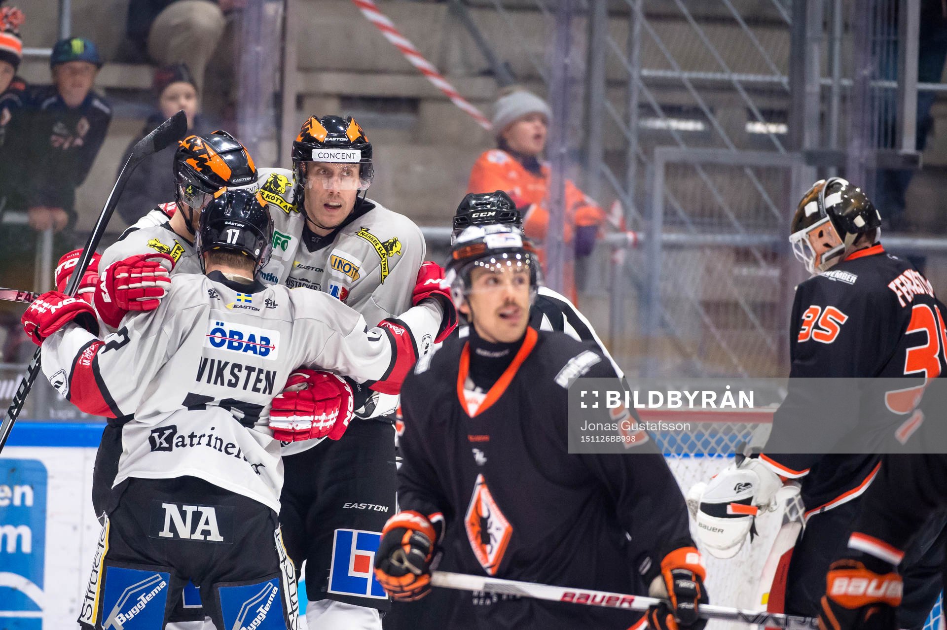 Örebros Mikko Lehtonen har gjort 2-2 och jublar