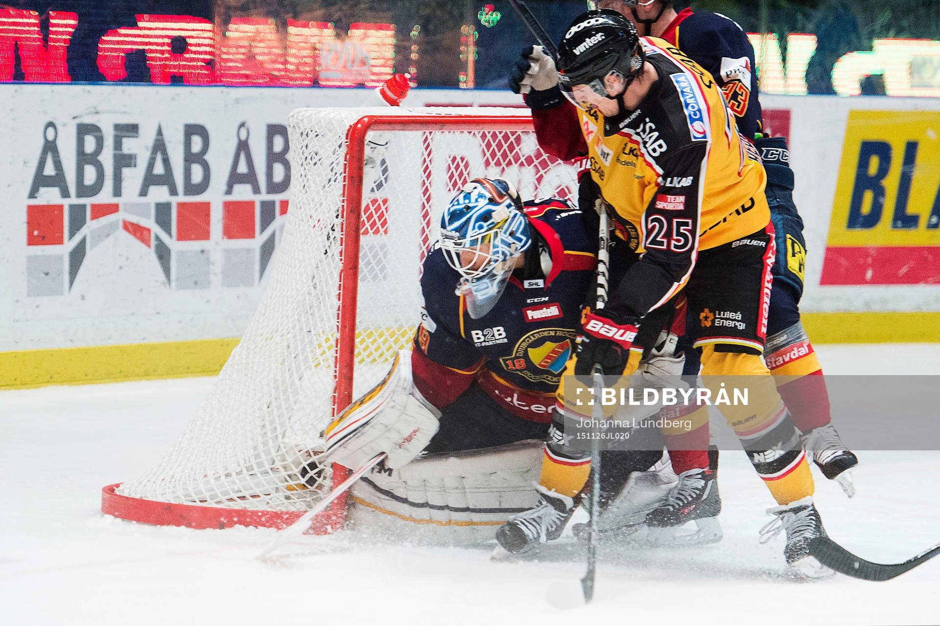 Luleås Anton Hedman ser pucken bakom linjen på