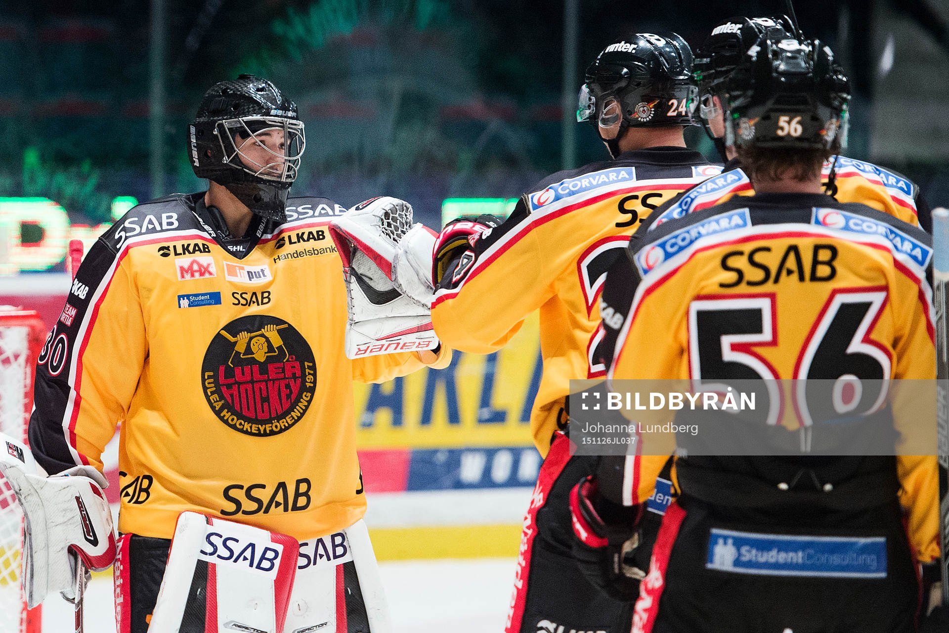Luleås spelare jublar med målvakt Samuel Ward