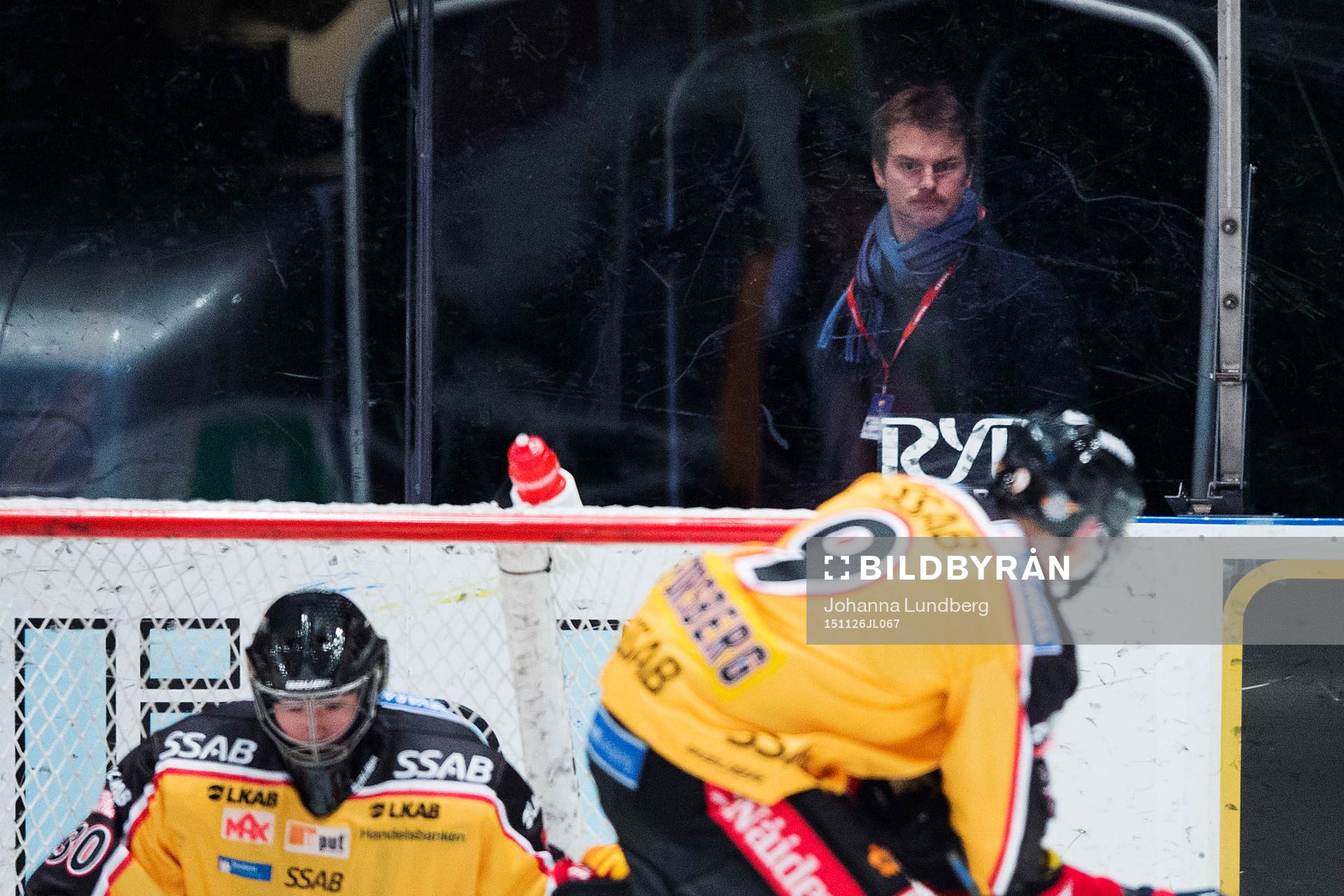 Djurgårdens sportchef Joakim Eriksson följer spelet