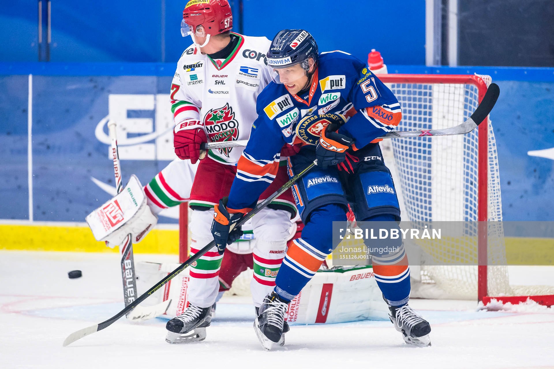 Växjös Joey Crabb försöker styra pucken framför Modos