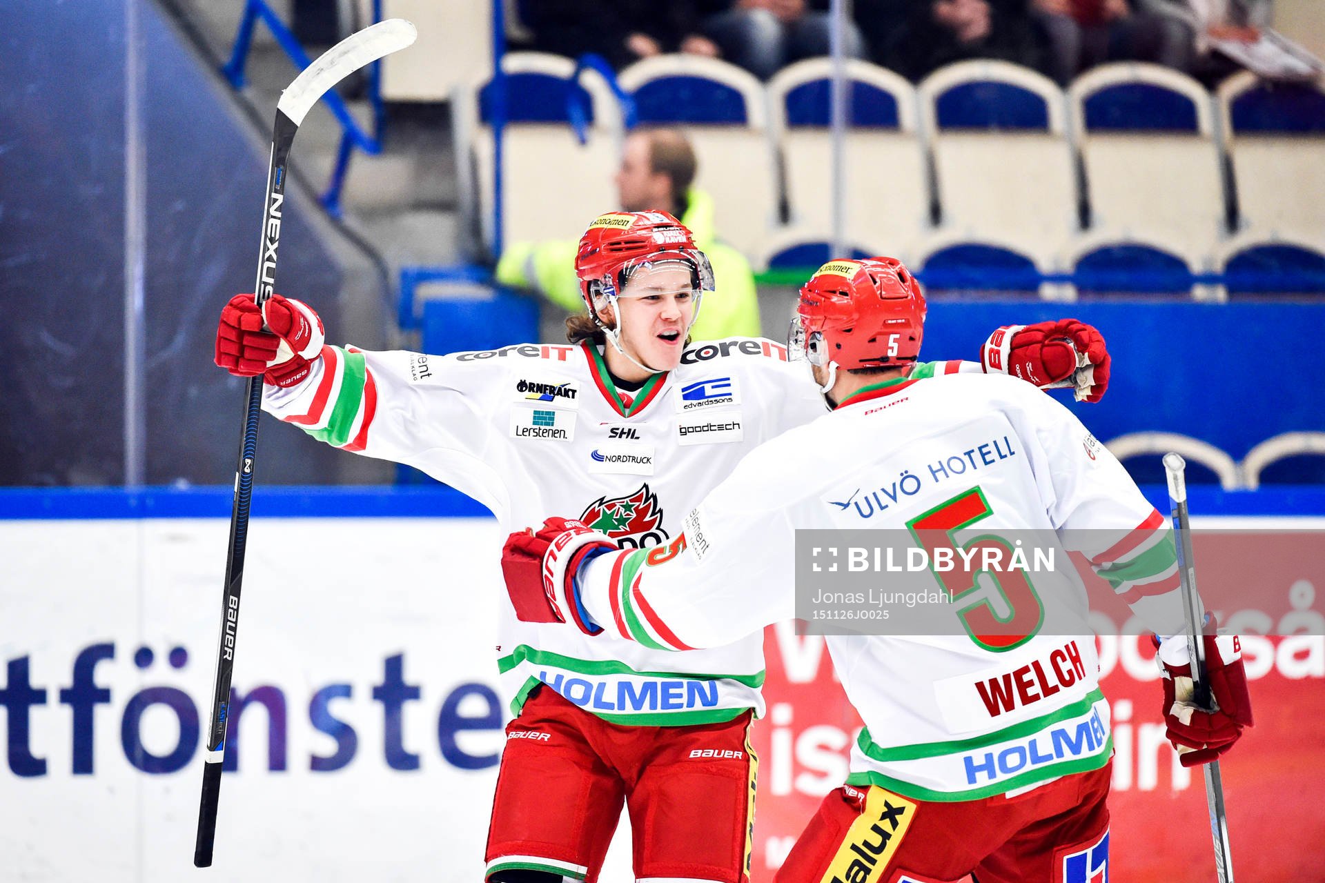 Modos Jesper Lindgren jublar