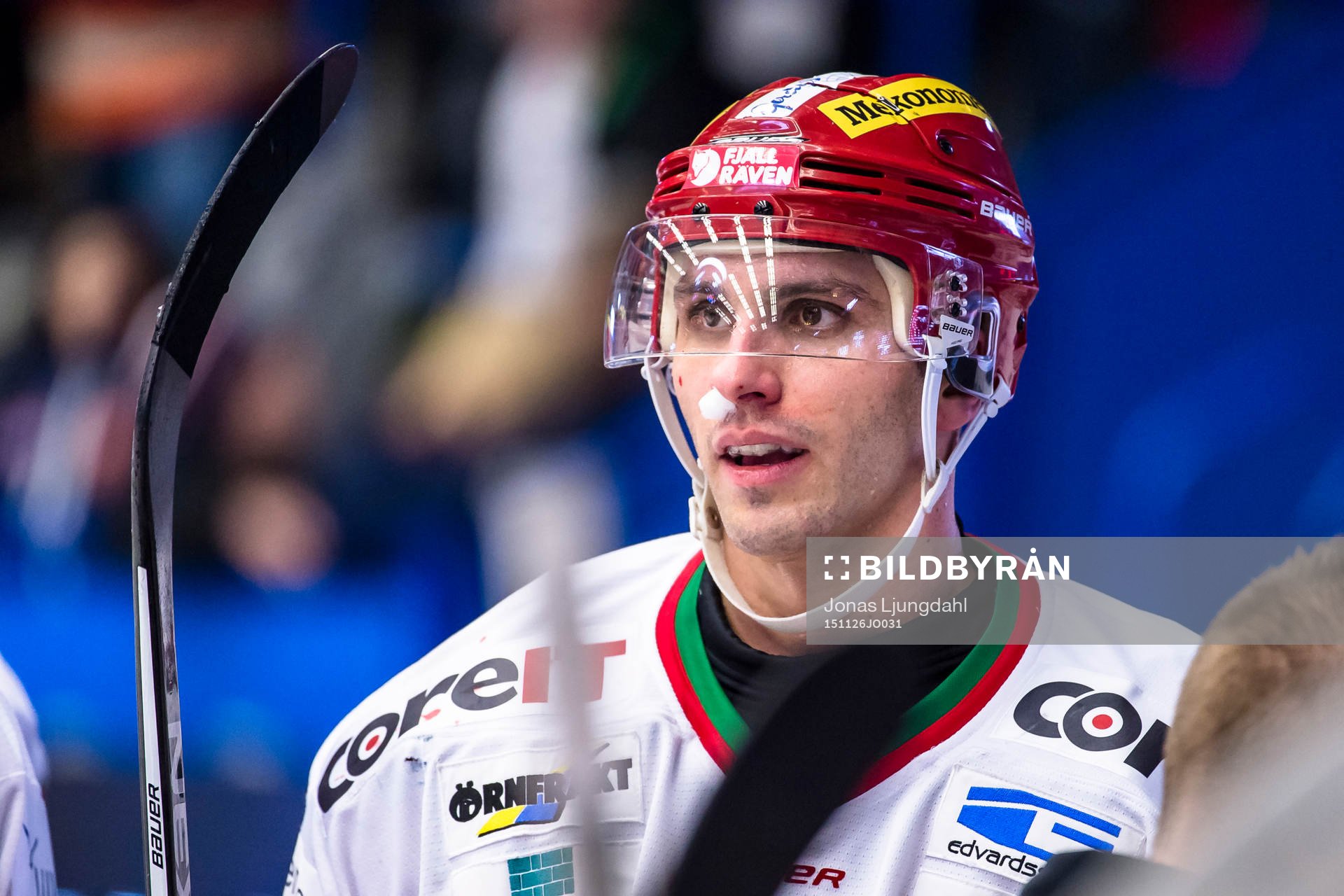 Modos Maxim Lapierre med bomull i näsan