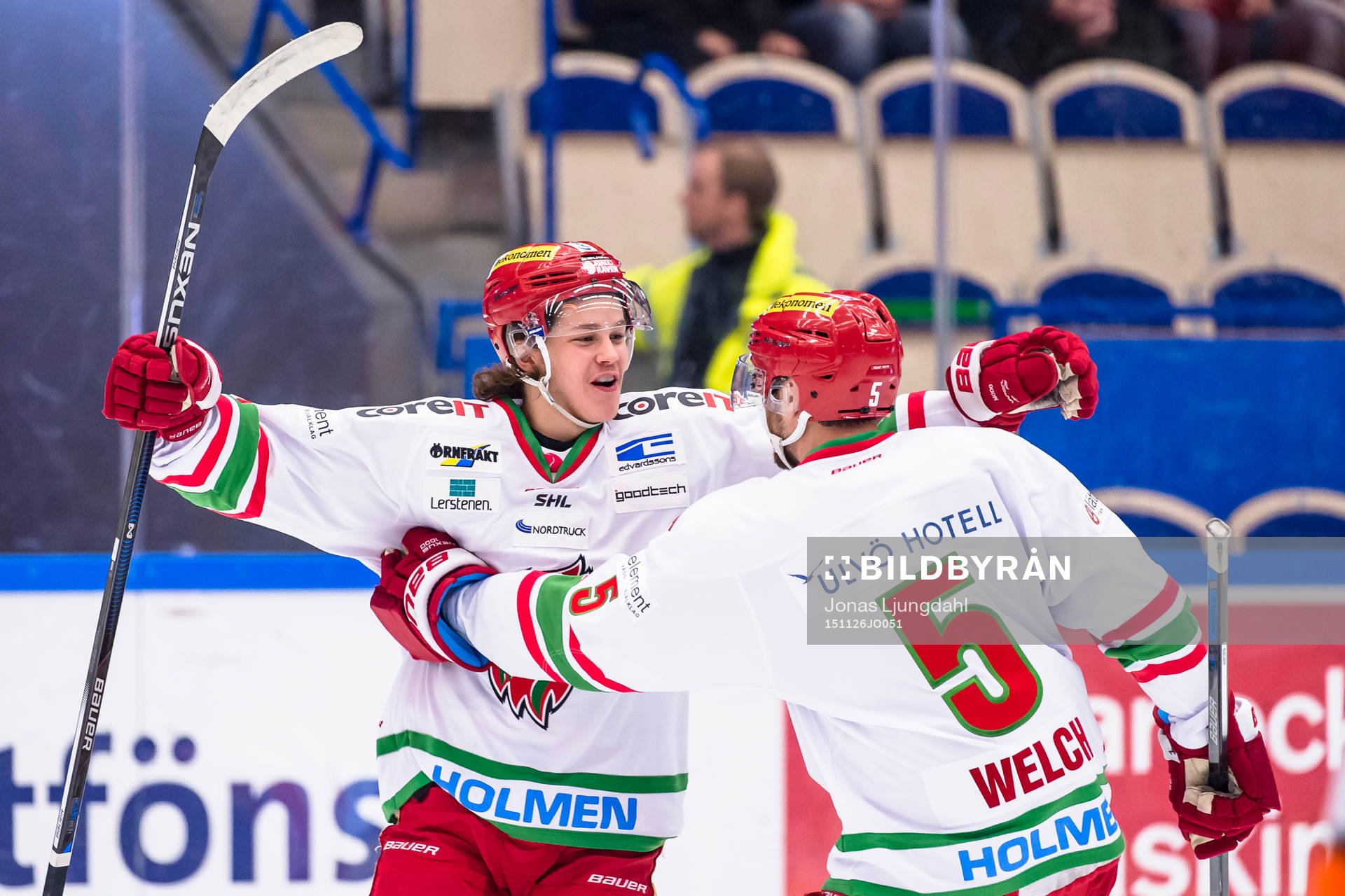 Modos Jesper Lindgren jublar