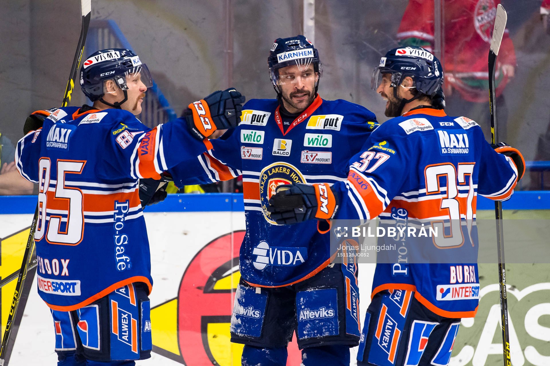Växjös Josh Hennessy har gjort mål 1-2 och jublar