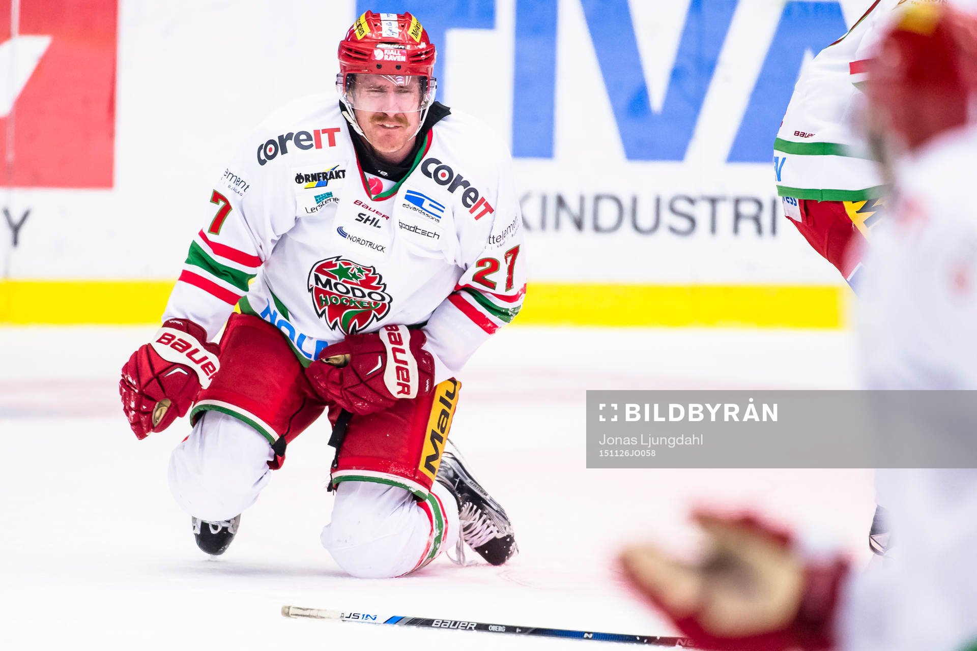 Modos Peter Öberg grinar illa