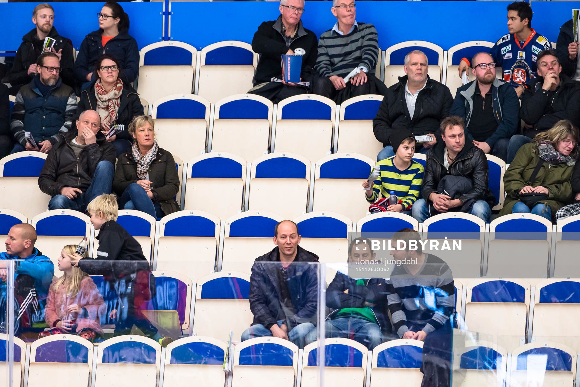 Tomma stolar på läktaren