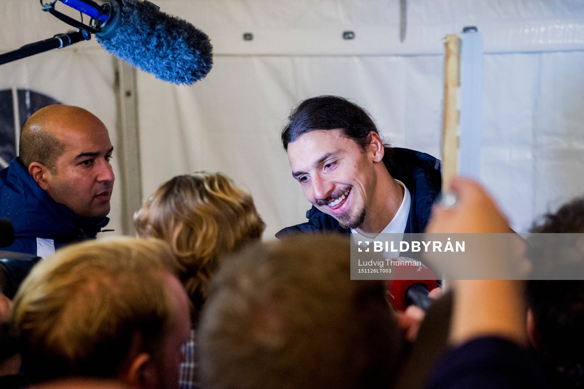 PSG:s Zlatan Ibrahimovic intervjuas av media efter fotbollsmatchen i Champions League mellan Malmö FF och Paris Saint Germain den 25 november 2015 i Malmö.