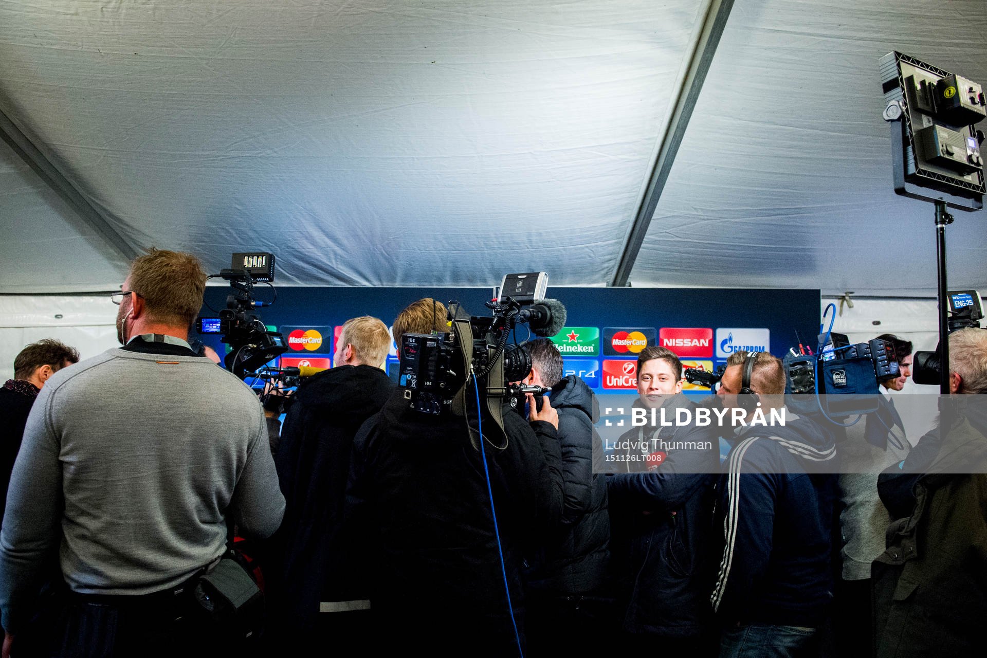 Media väntar i mixade zonen på att intervjua spelare