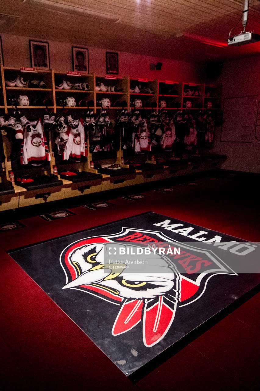 Malmö Redhawks klubbmärke i omklädningsrummet