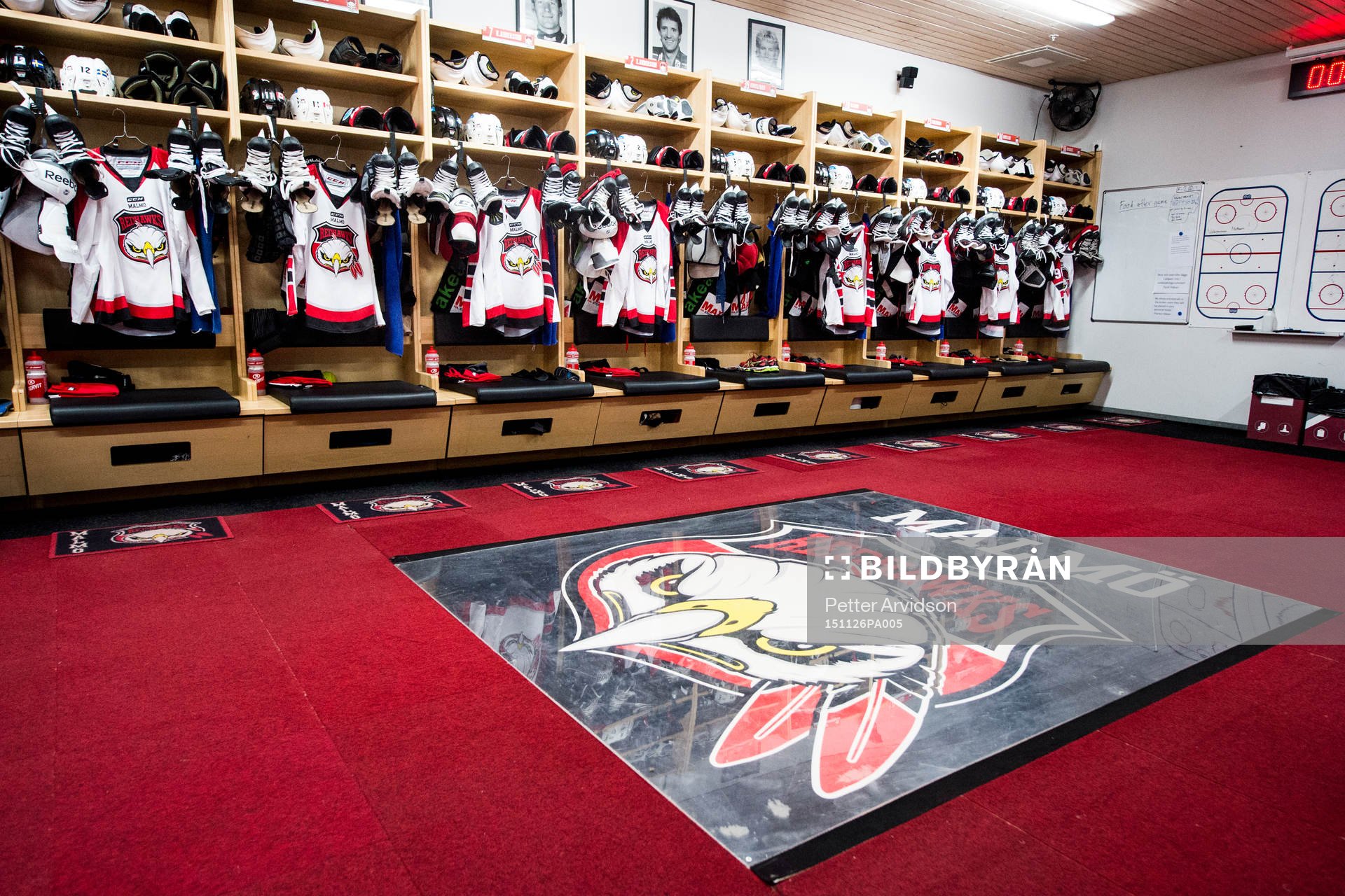 Malmö Redhawks klubbmärke i omklädningsrummet