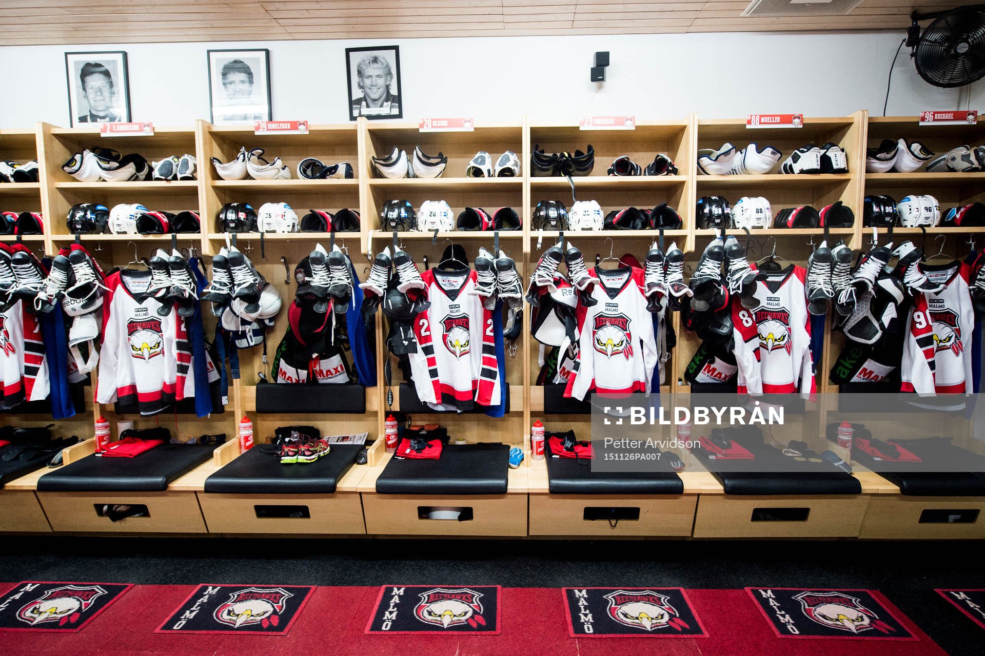 Tröjor hänger redo i Malmö Redhawks omklädningsrum