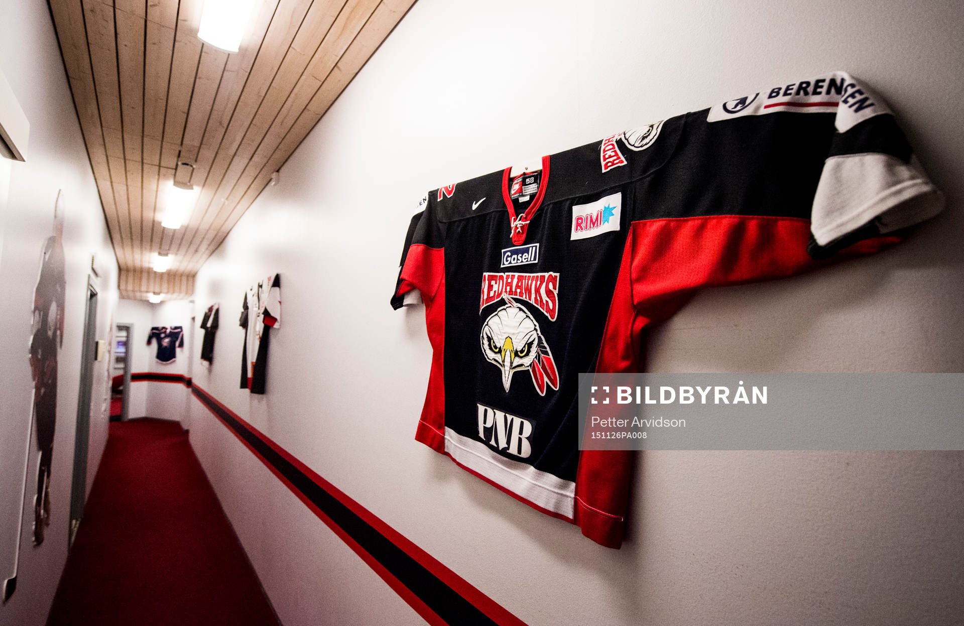 En äldre matchtröja hänger i Malmö Redhawks