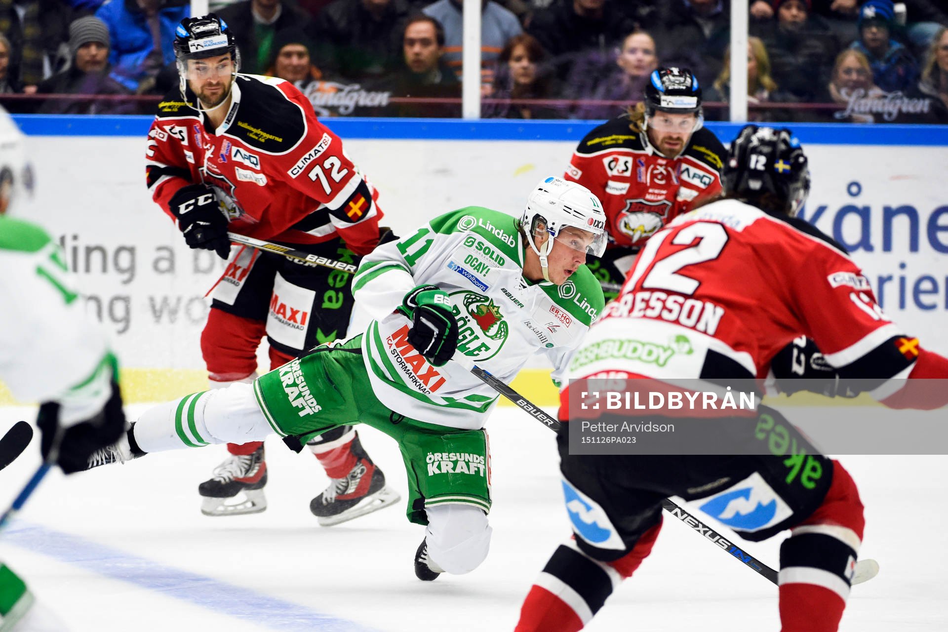 Rögles David Åslin faller mellan Malmö Redhawks T.J.