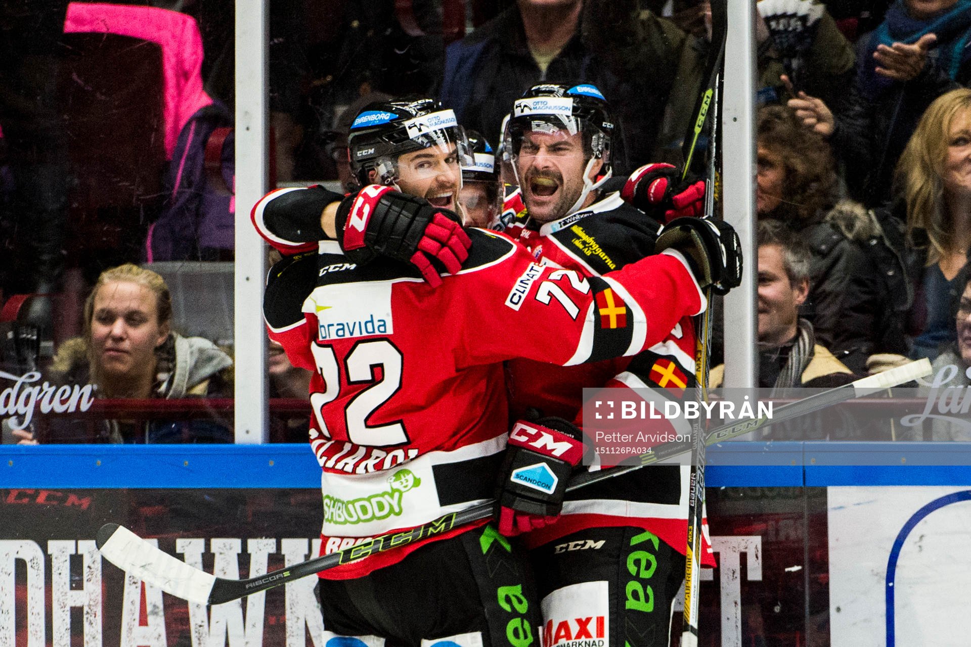 Malmö Redhawks T.J. Galiardi och Kent McDonell jublar