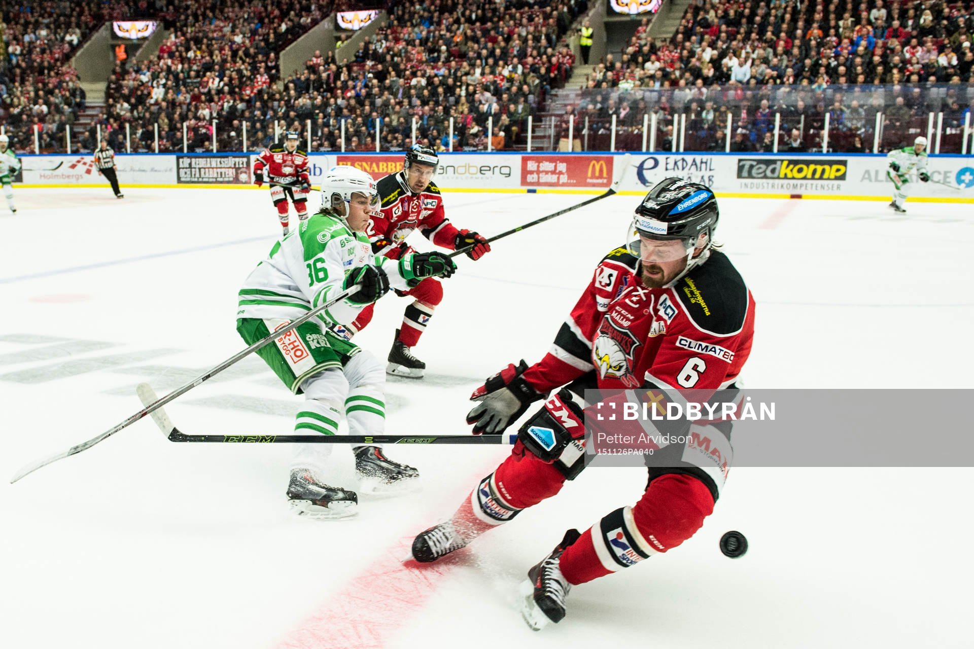 Rögles Filip Karlsson och Malmö Redhawks Stefan Warg