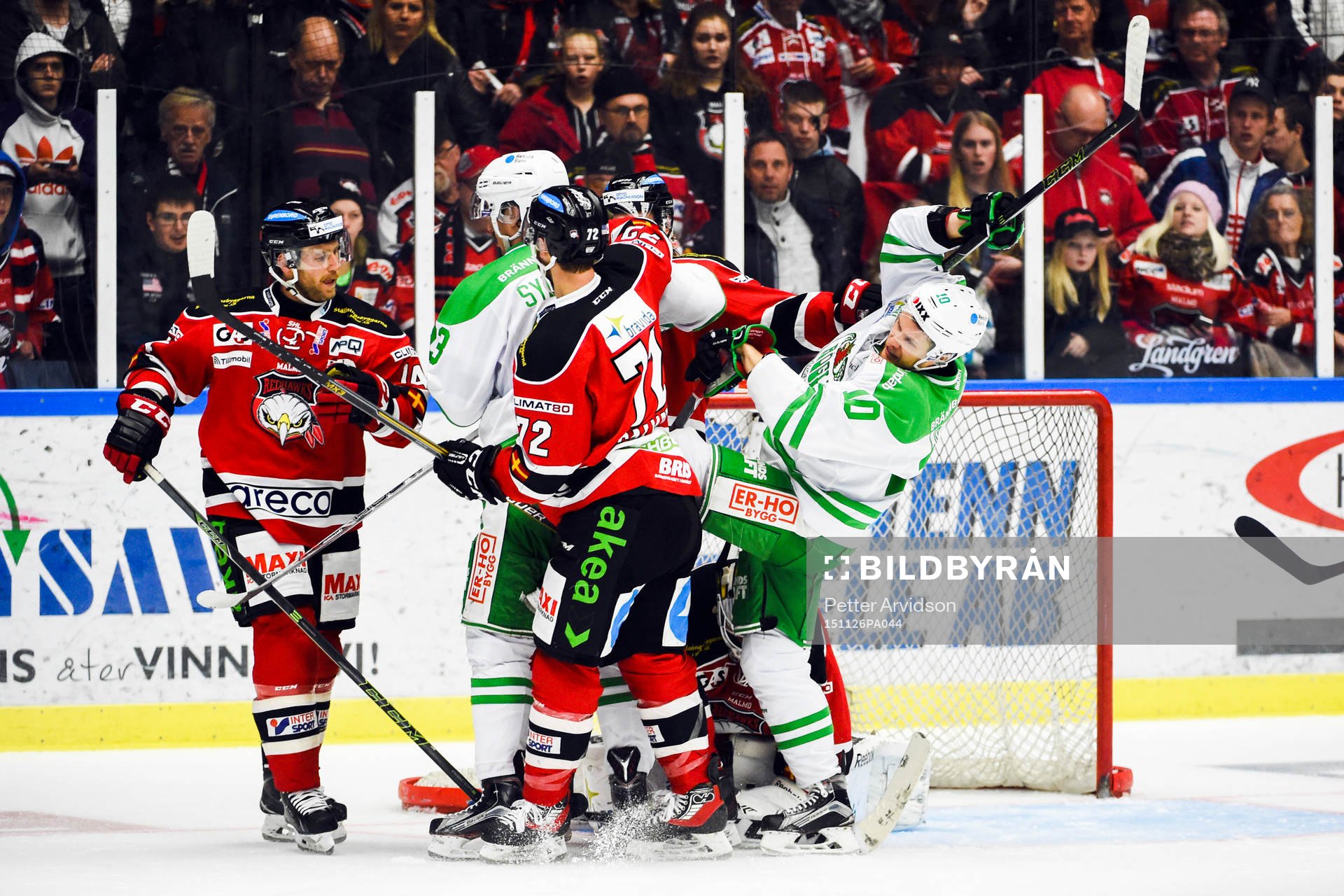 Rögles Viktor Lindgren trycks till av Malmö Redhawks T.J.