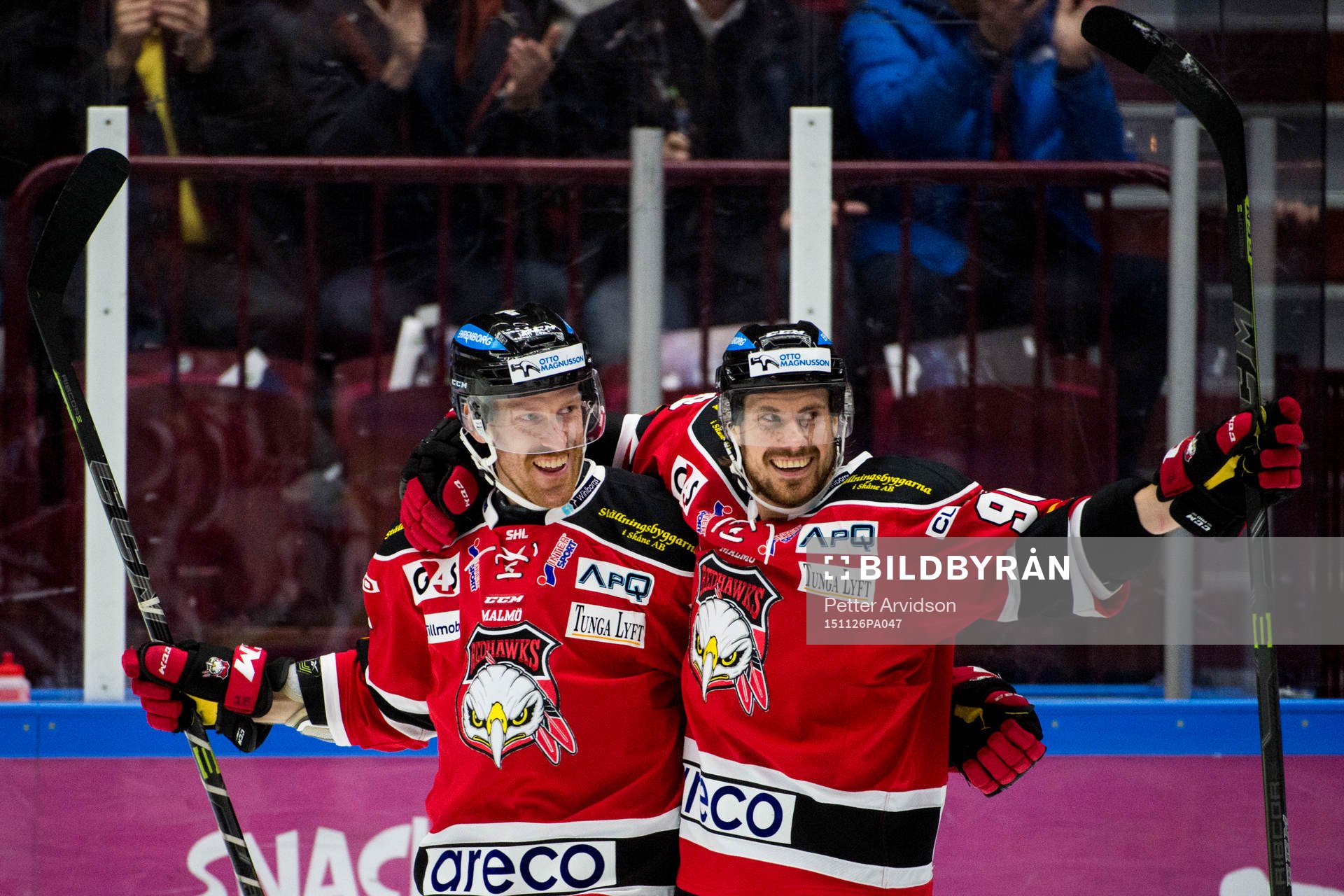 Malmö Redhawks Jens Olsson (tv) jublar