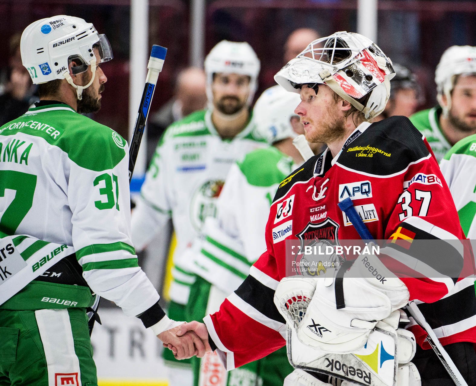 Rögles Ivan Baranka tackar Malmö Redhawks målvakt Jonas