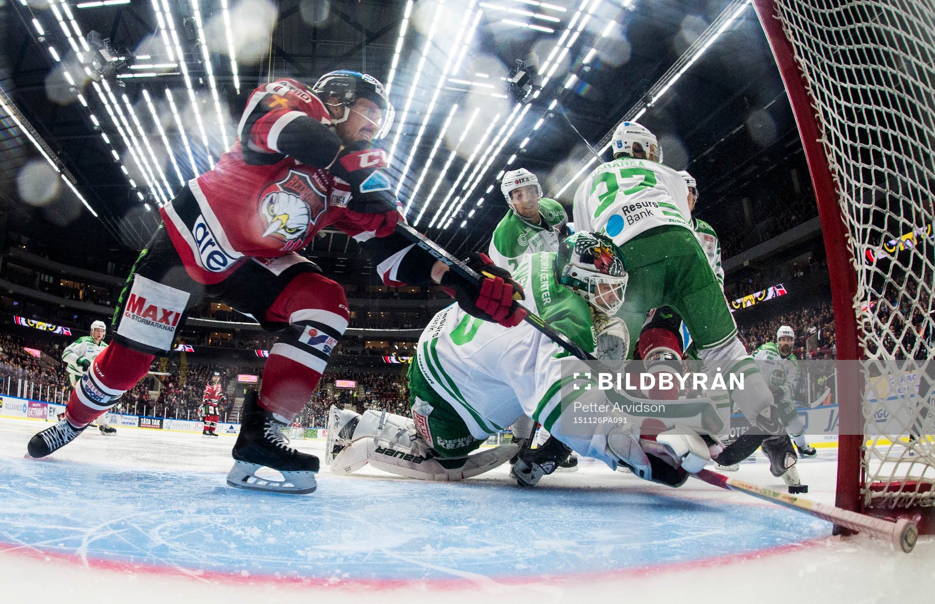 Malmö Redhawks Mattias Persson oroar framför Rögles