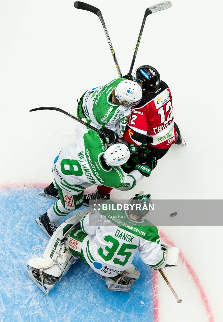 Malmö Redhawks Andreas Thuresson i kamp framför Rögles