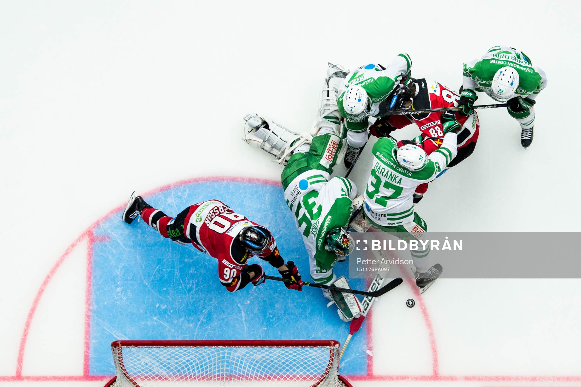 Malmö Redhawks Mattias Persson oroar framför Rögles