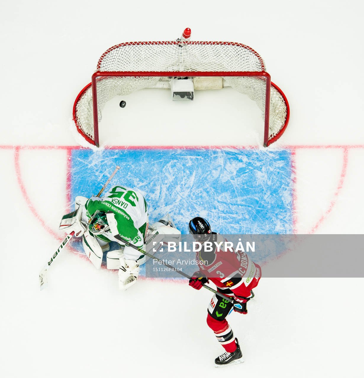 Malmö Redhawks Kent McDonell oroar framför Rögles