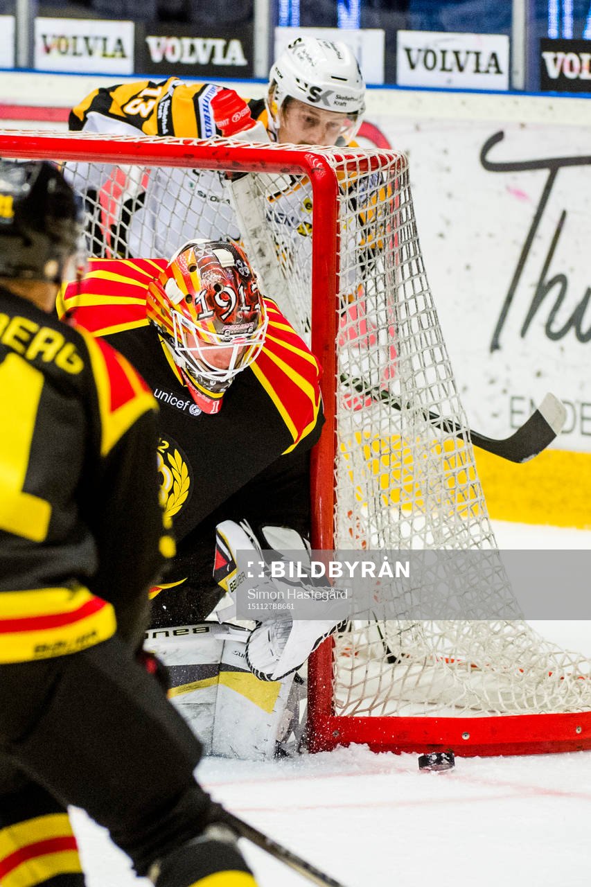 Brynäs målvakt Felix Sandström har int kontroll på