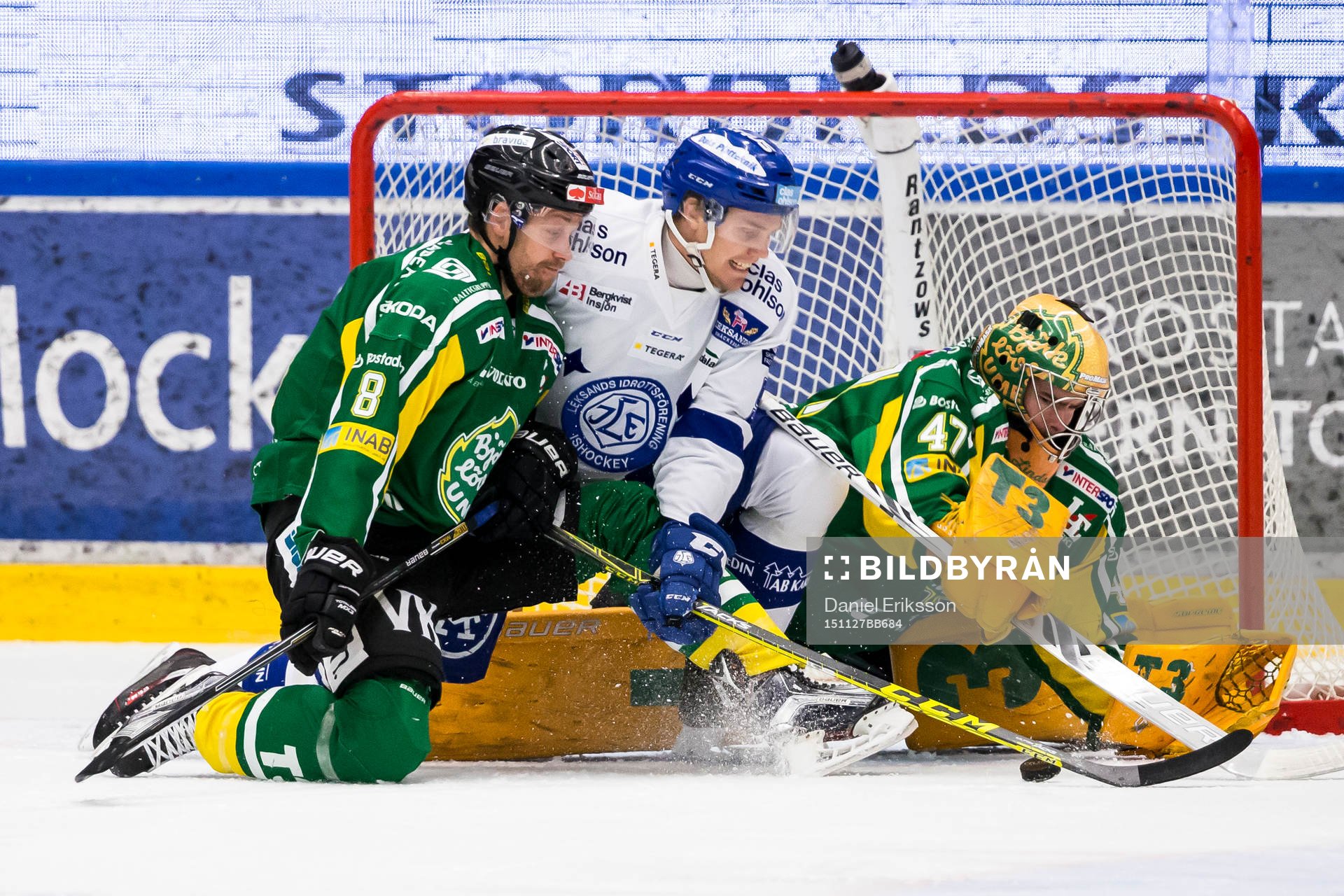 kamp framför Björklövens målvakt Kevin Lindskoug