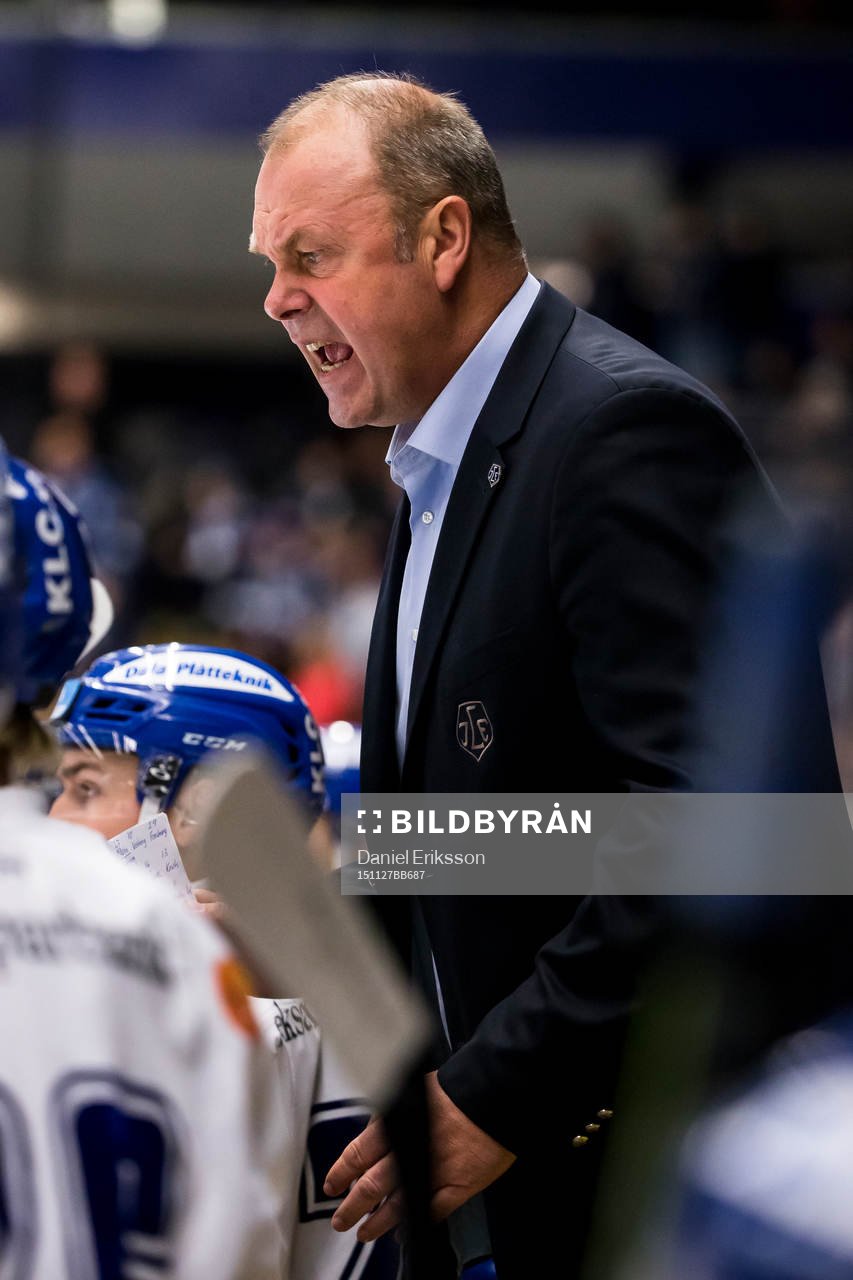 Leksands tränare Per-Erik Johnsson  i ishockeymatchen i