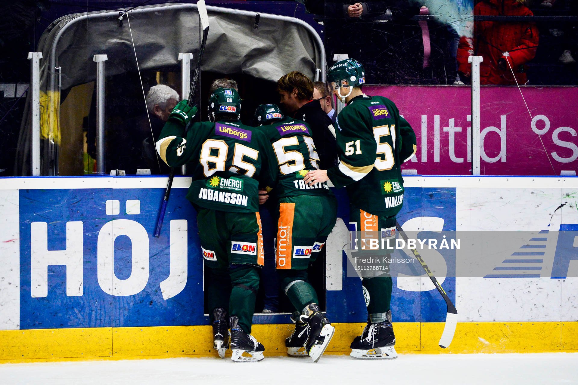 Färjestads Ole-Kristian Tollefsen får hjälp av isen