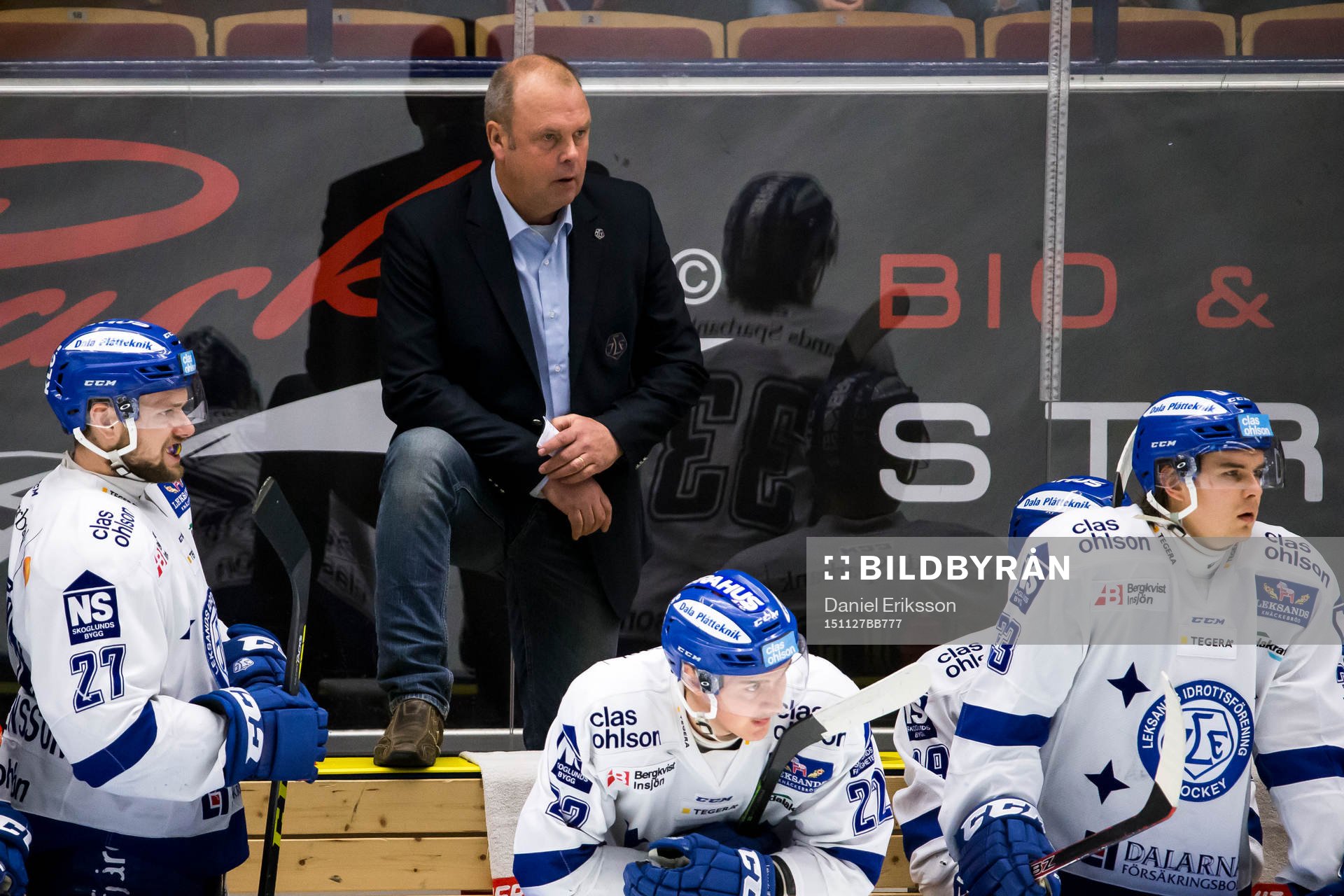 Leksands tränare Per-Erik Johnsson i båset bakom Viktor