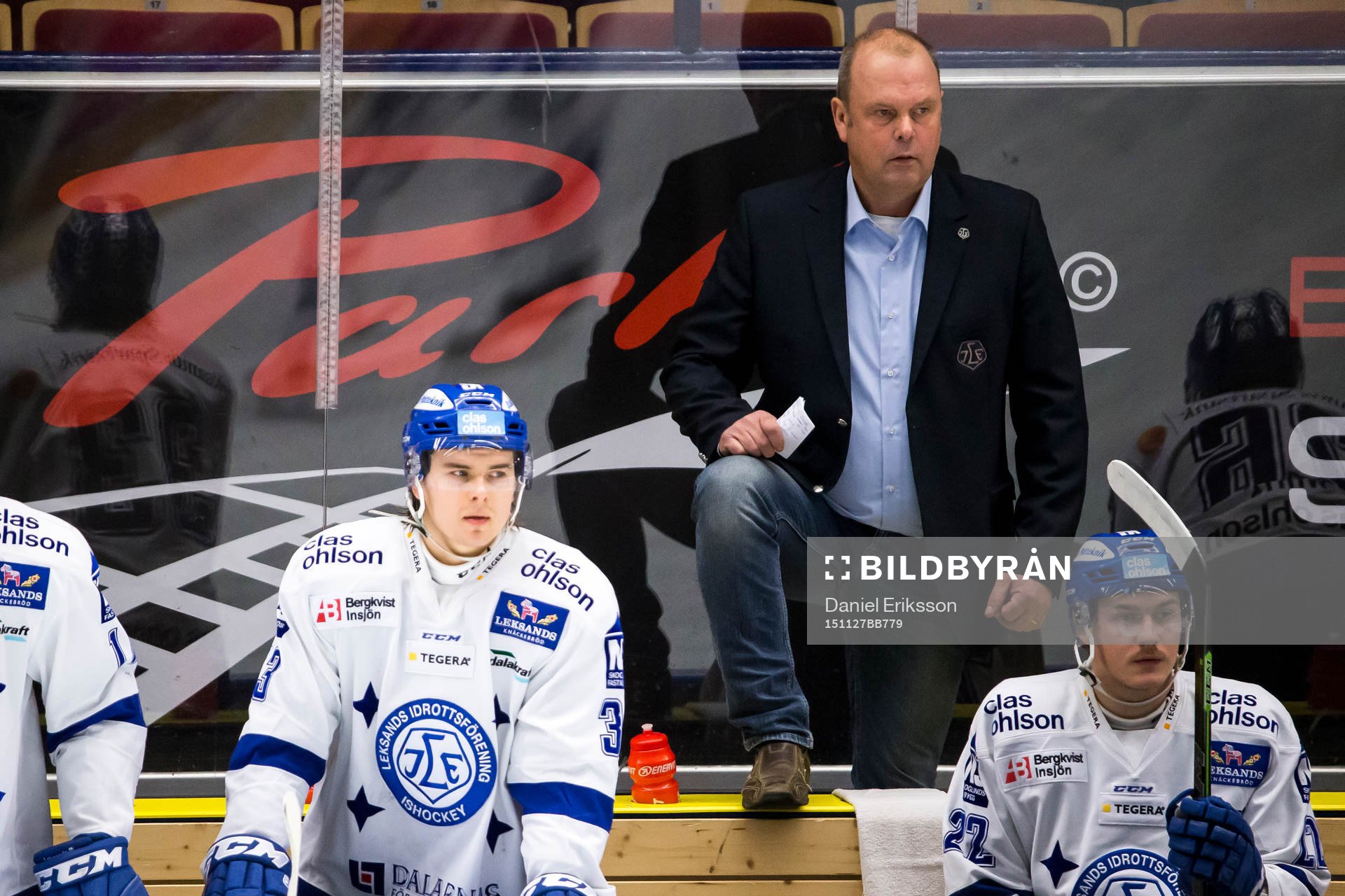 Leksands tränare Per-Erik Johnsson i båset bakom Juuso