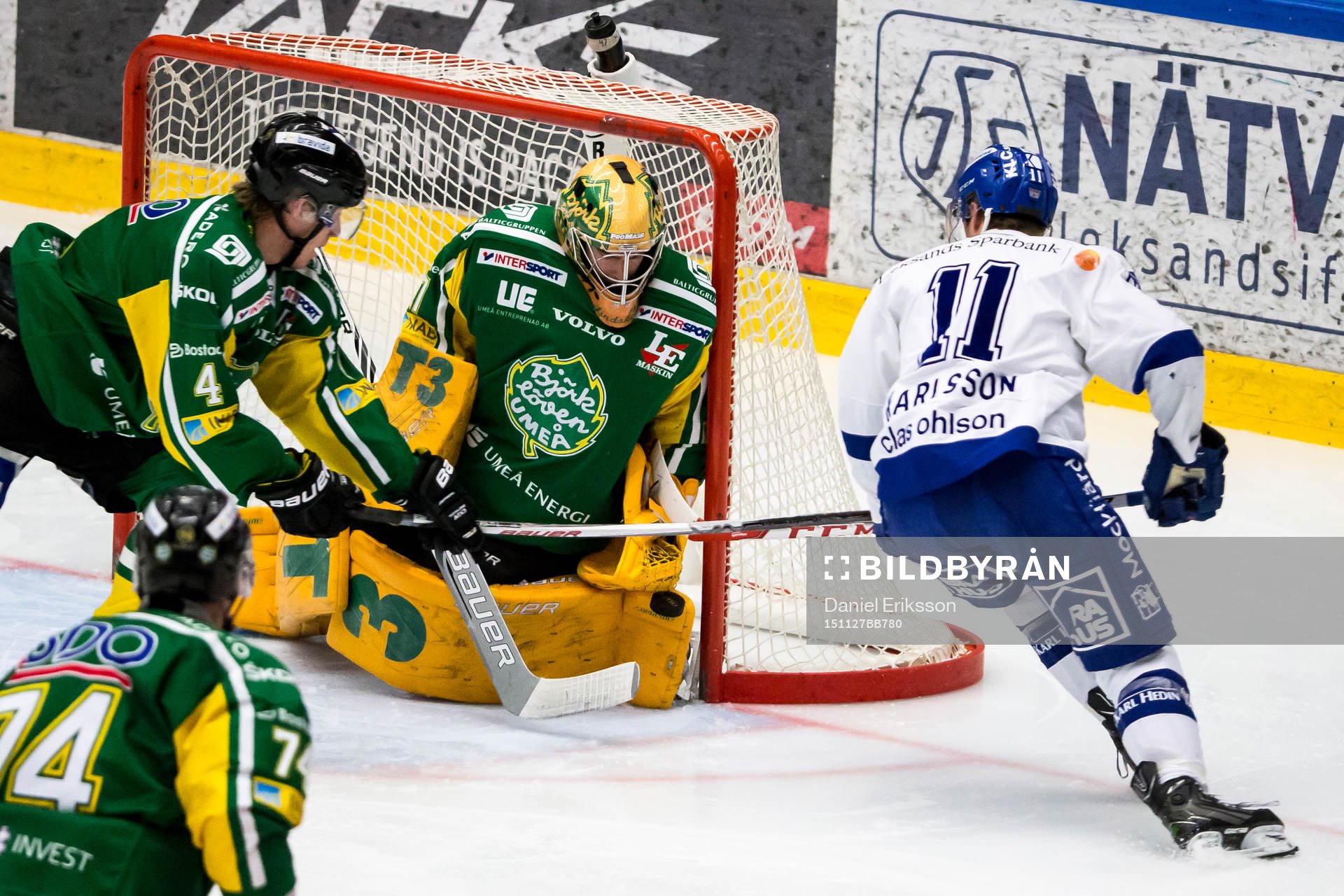Björklövens målvakt Kevin Lindskoug räddar chans från