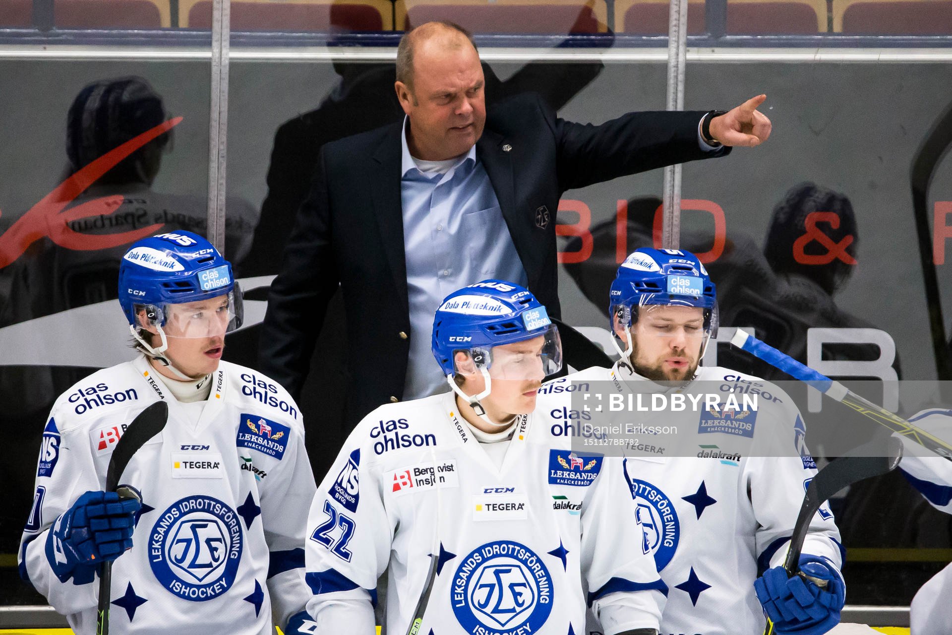 Leksands tränare Per-Erik Johnsson i båset bakom Simon