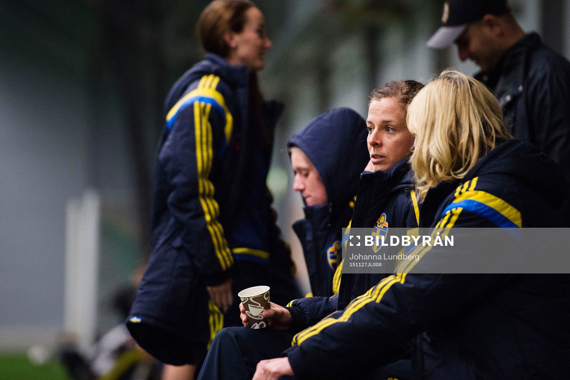 Lotta Schelin vid sidan om planen