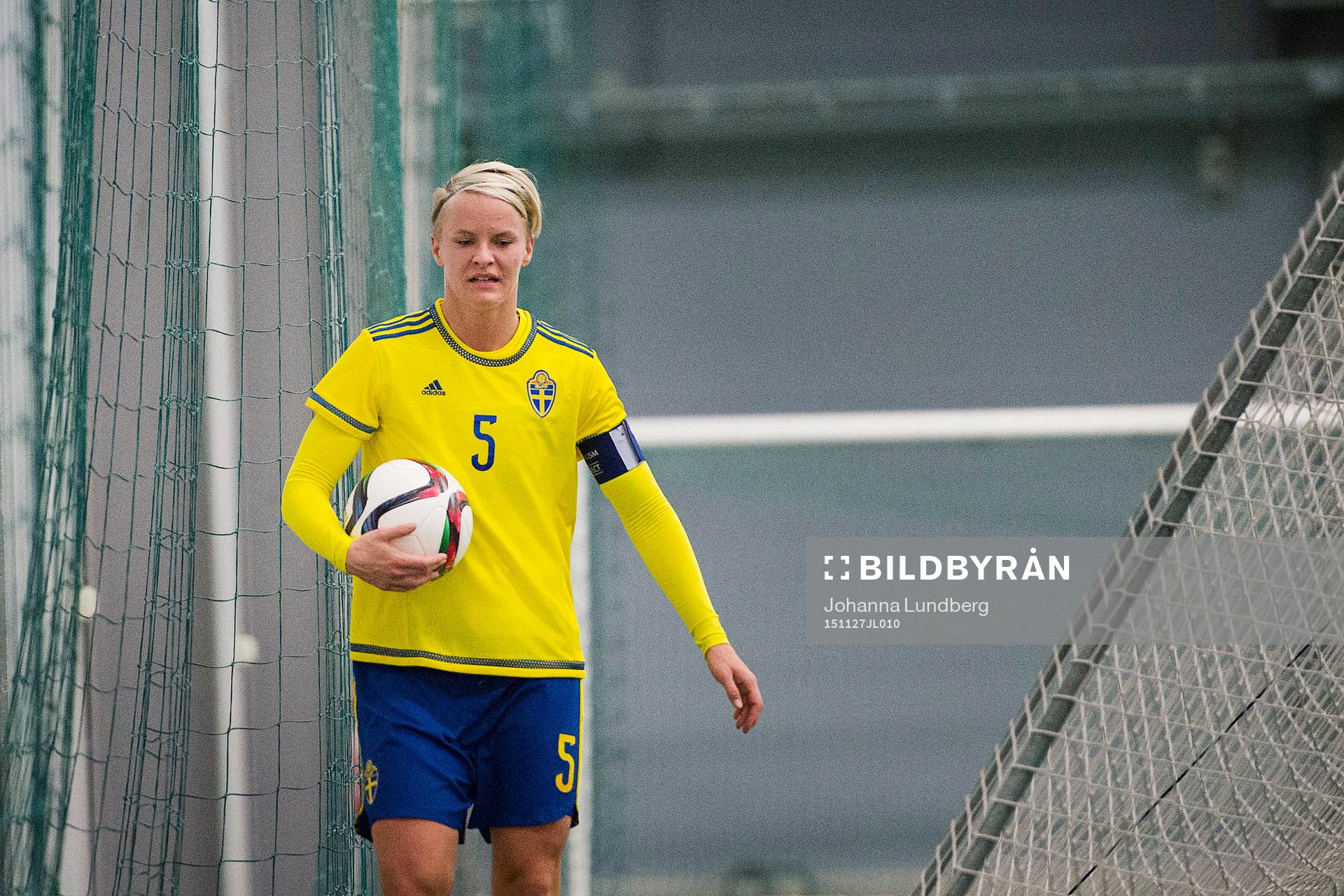 Nilla Fischer hämtar en boll