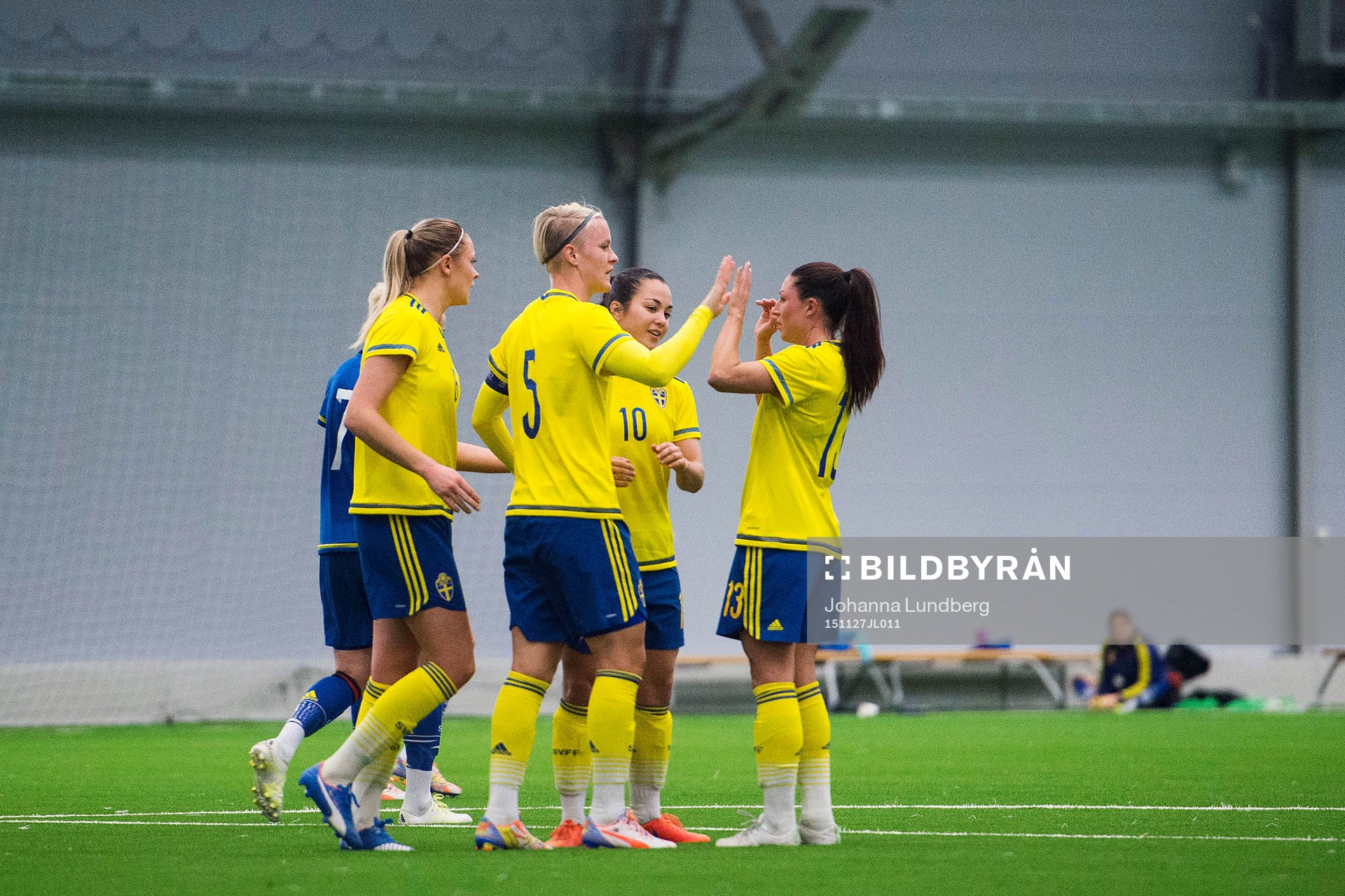  Det gula laget jublar under en internmatch i fotboll för det Svenska fotbollslandslaget den 27 november 2015 i Stockholm.