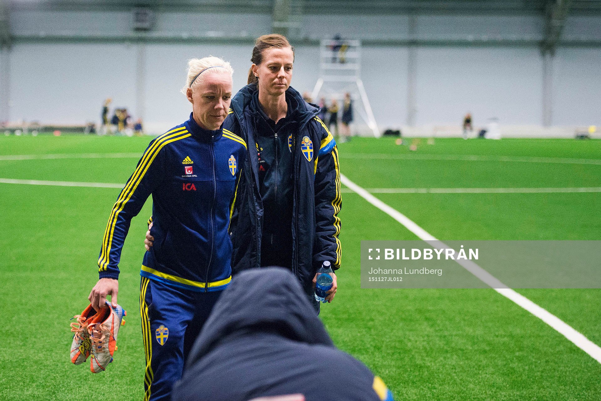 Caroline Seger och Lotta Schelin efter en internmatch i fotboll för det Svenska fotbollslandslaget den 27 november 2015 i Stockholm.
