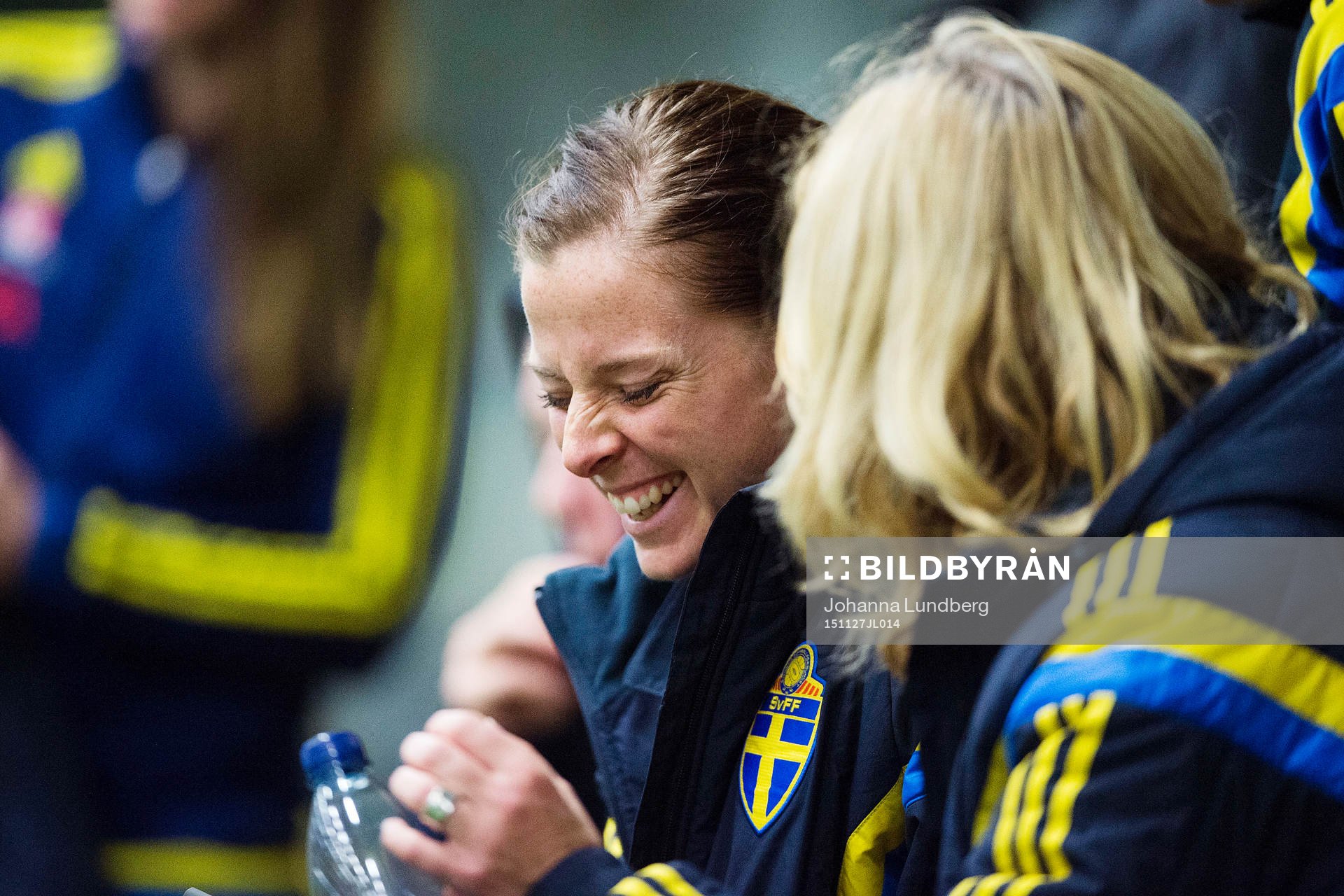Lotta Schelin vid sidan om planen