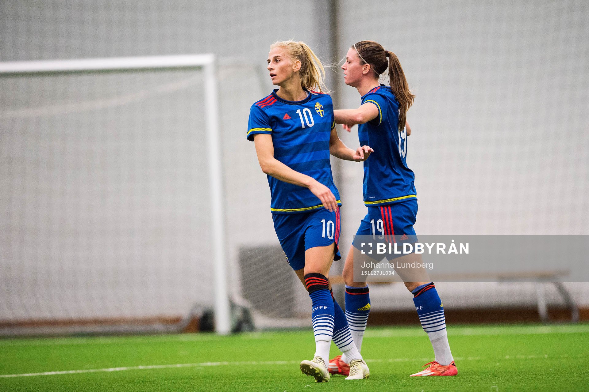 Sofia Jakobsson och Pauline Hammarlund klappar om varandra