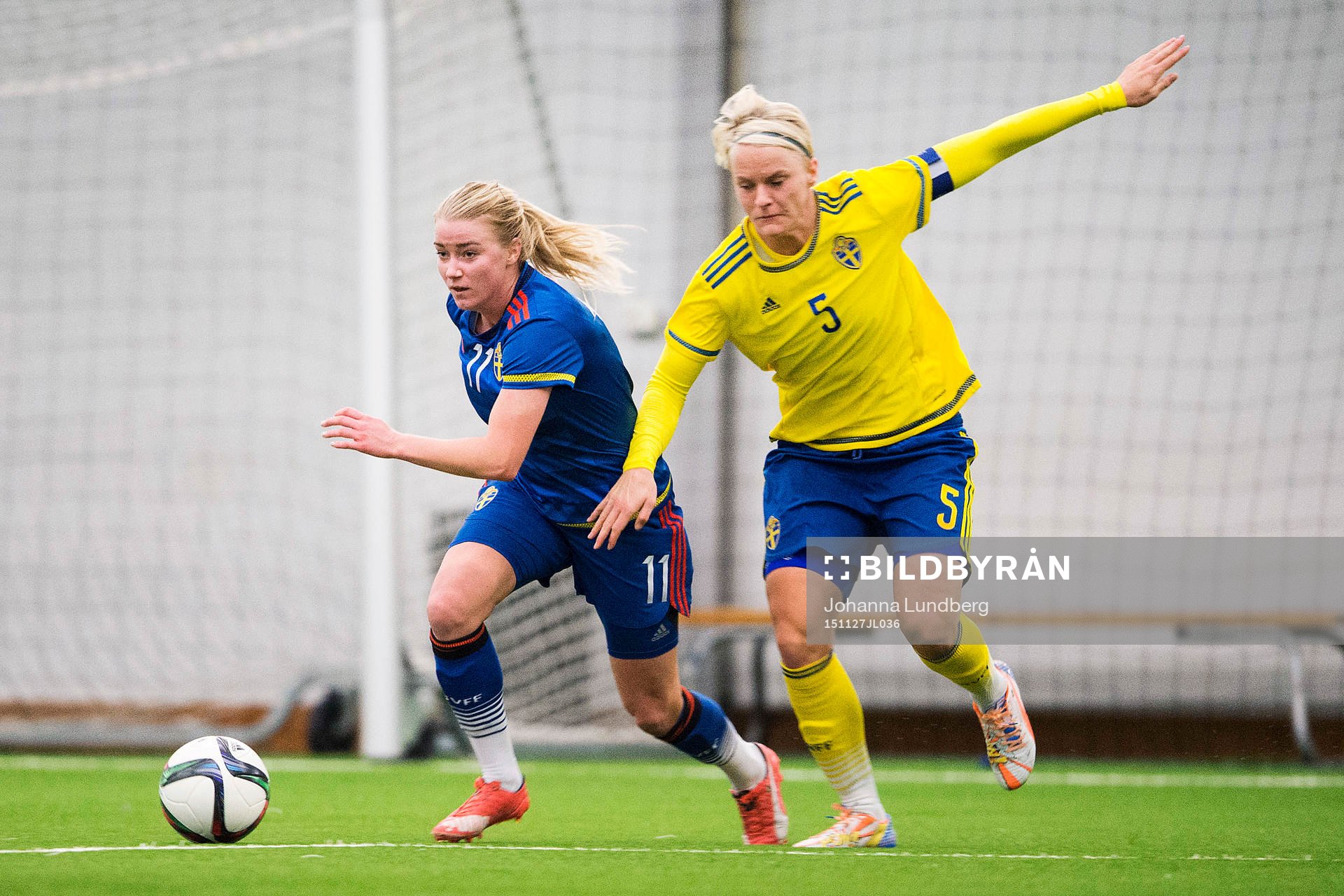 Jenny Hjohlman, blå, och Nilla Fischer, gul