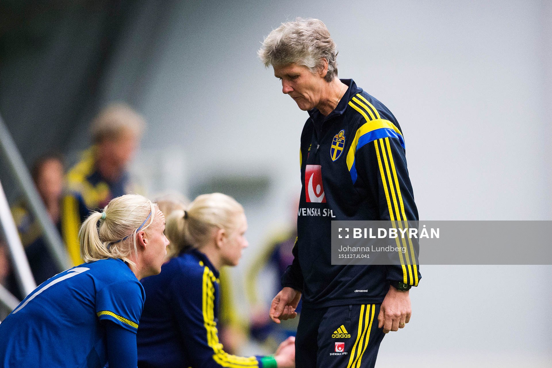 Förbundskapten Pia Sundhage pratar med Caroline Seger