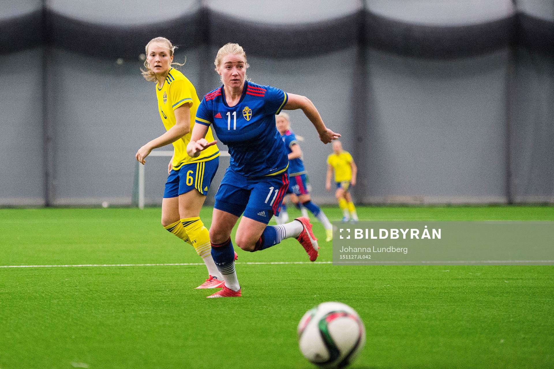 Magdalena Ericsson, gul, och Jenny Hjohlman, blå