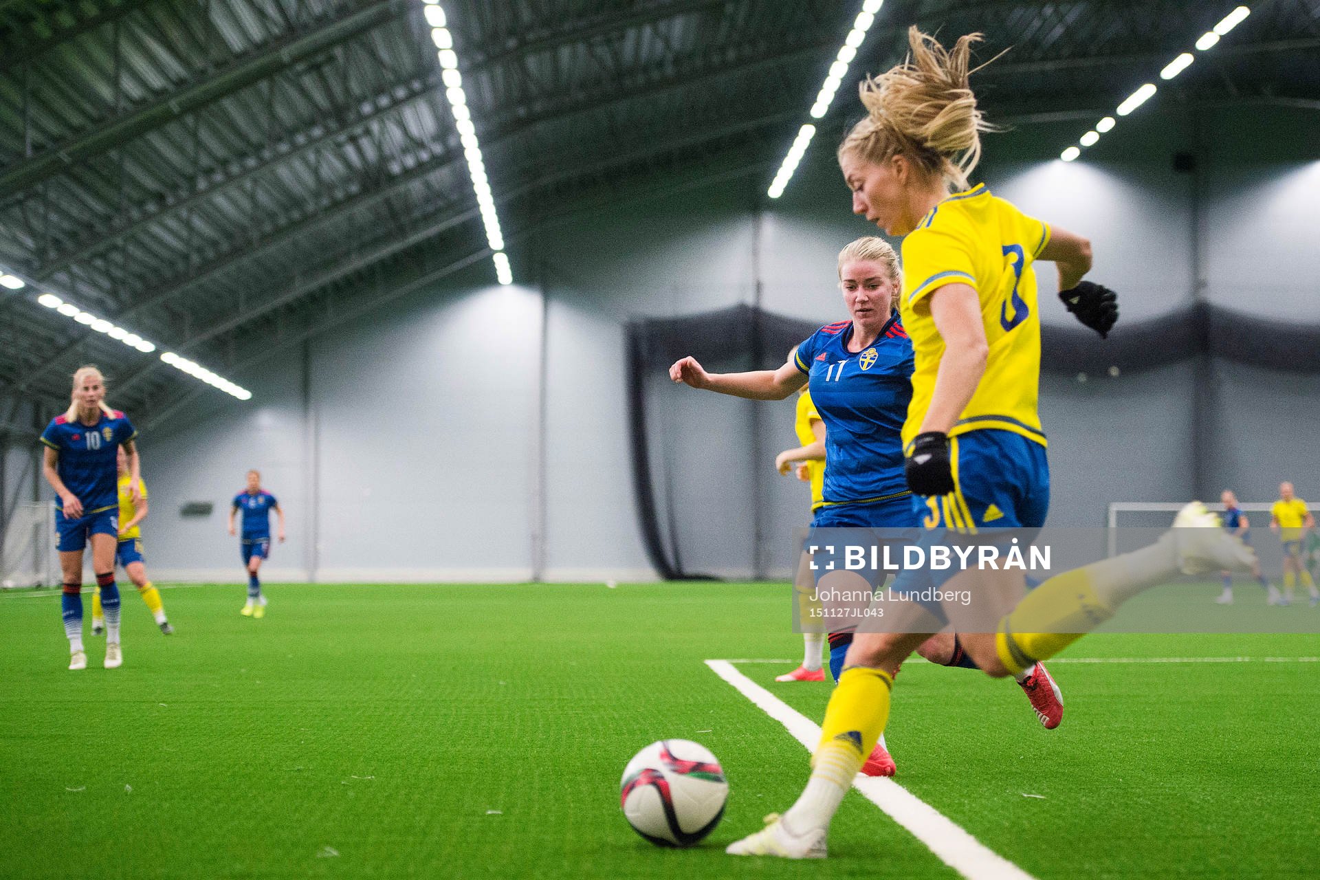 Jenny Hjohlman, blå, och Linda Sembrant, gul