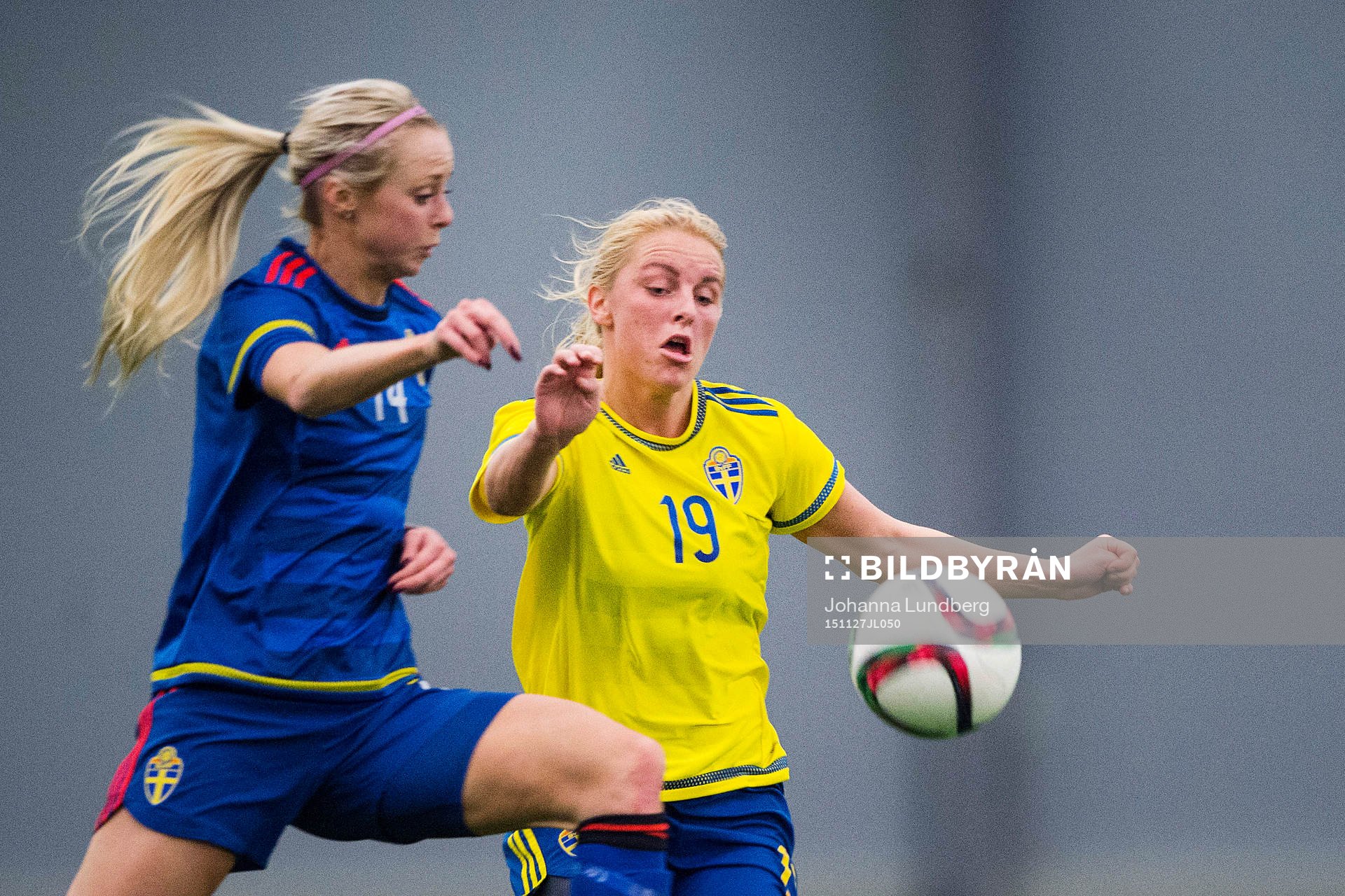 Amanda Ilestedt, blå, och Mimmi Larsson, gul