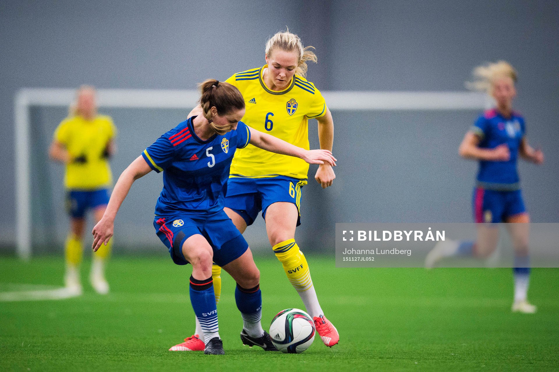 Hanne Gråhns, blå, och Magdalena Ericsson, gul