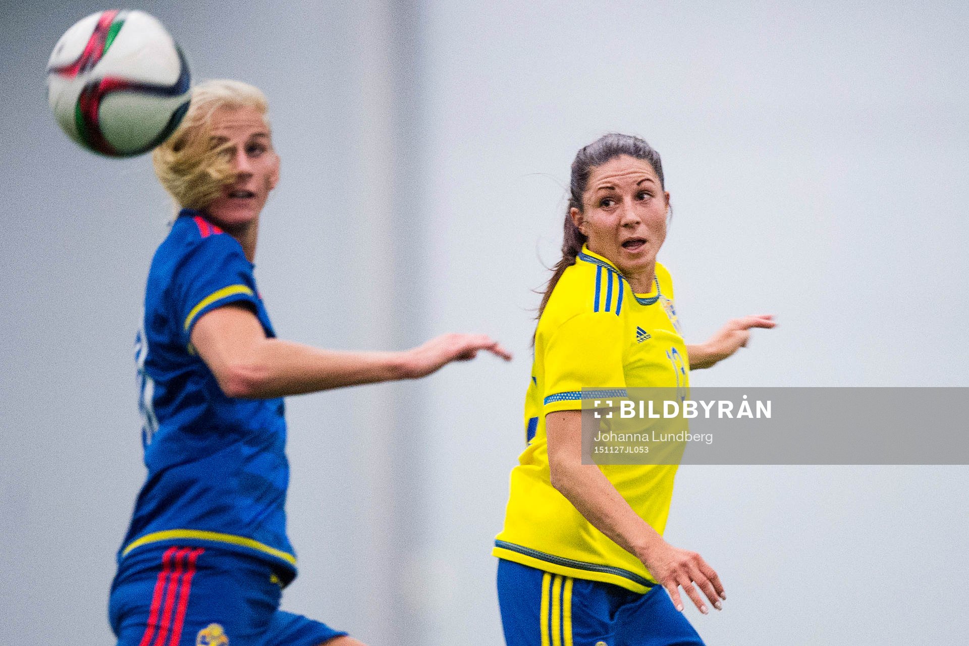 Sofia Jakobsson, blå, och Josefin Johansson, gul