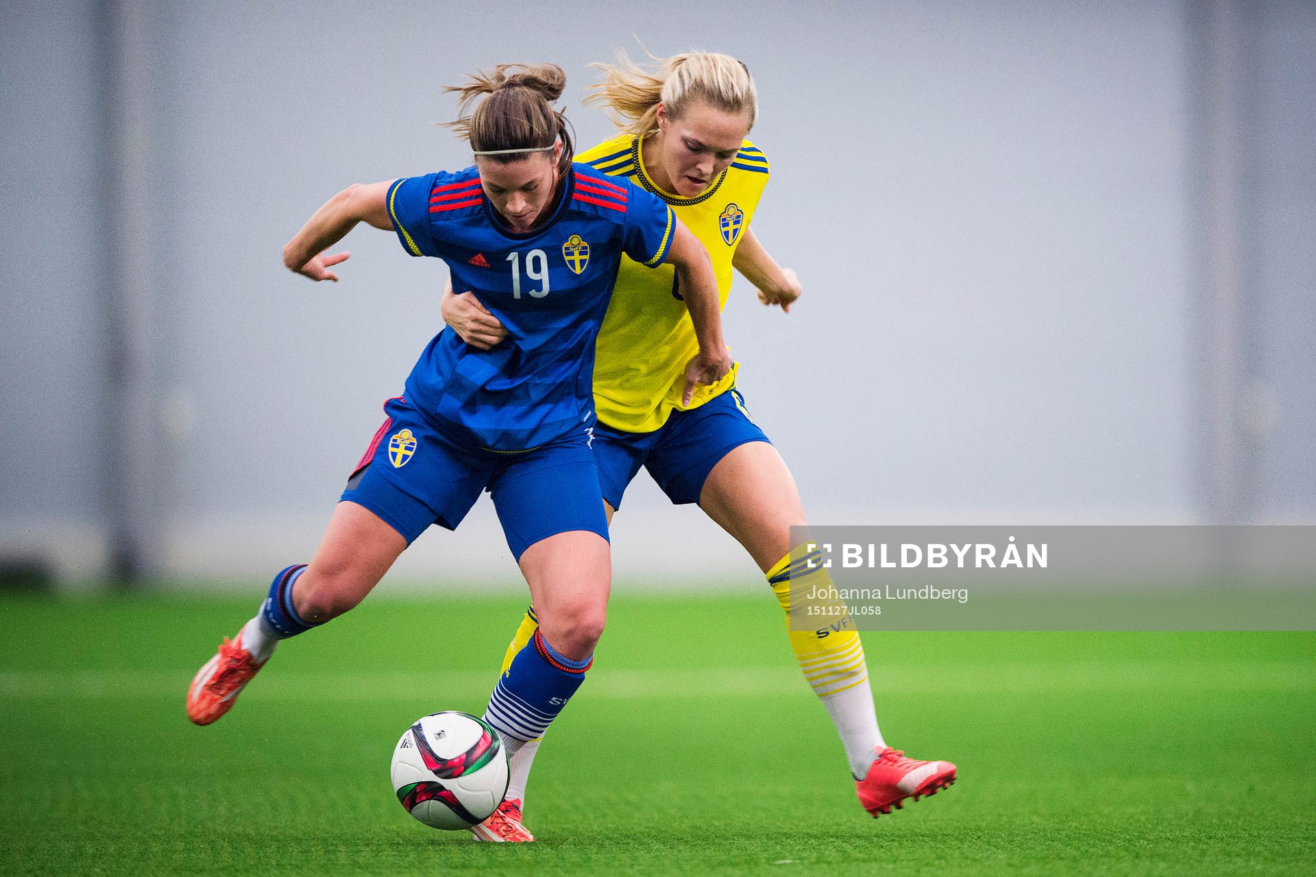 Pauline Hammarlund, blå, och Magdalena Ericsson, gul