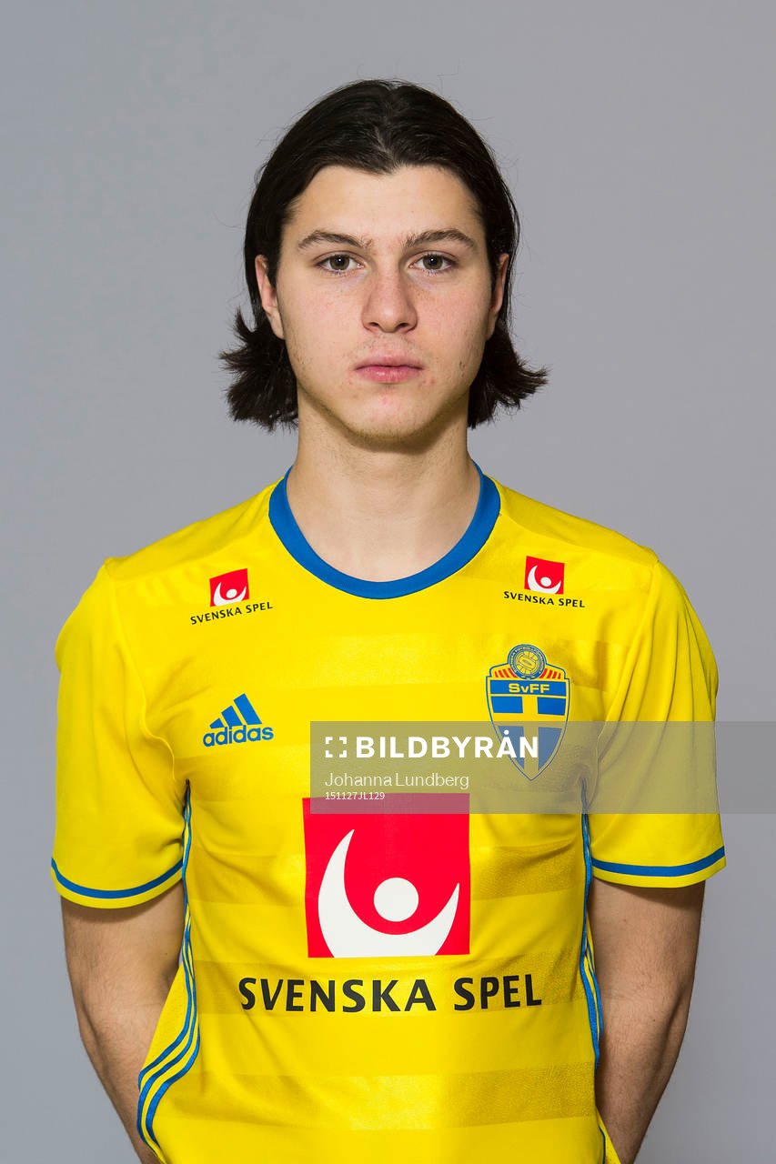 Mattias Özgun som spelar i P17/98-landslaget, poserar för ett porträtt den 27 november 2015 i Stockholm.